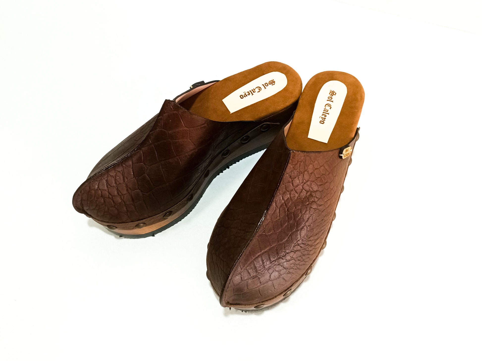 Vintage style leather clogs with wooden wedge. Brown croco clogs 70's style. High-end footwear handmade by Sol Caleyo. Sizes from 33 to 47.