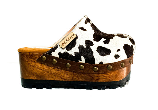 Cowhide leather clogs with wooden wedge, Vintage 70's style clogs. Leather clogs with wooden wedge. High quality footwear handmade by Sol Caleyo.