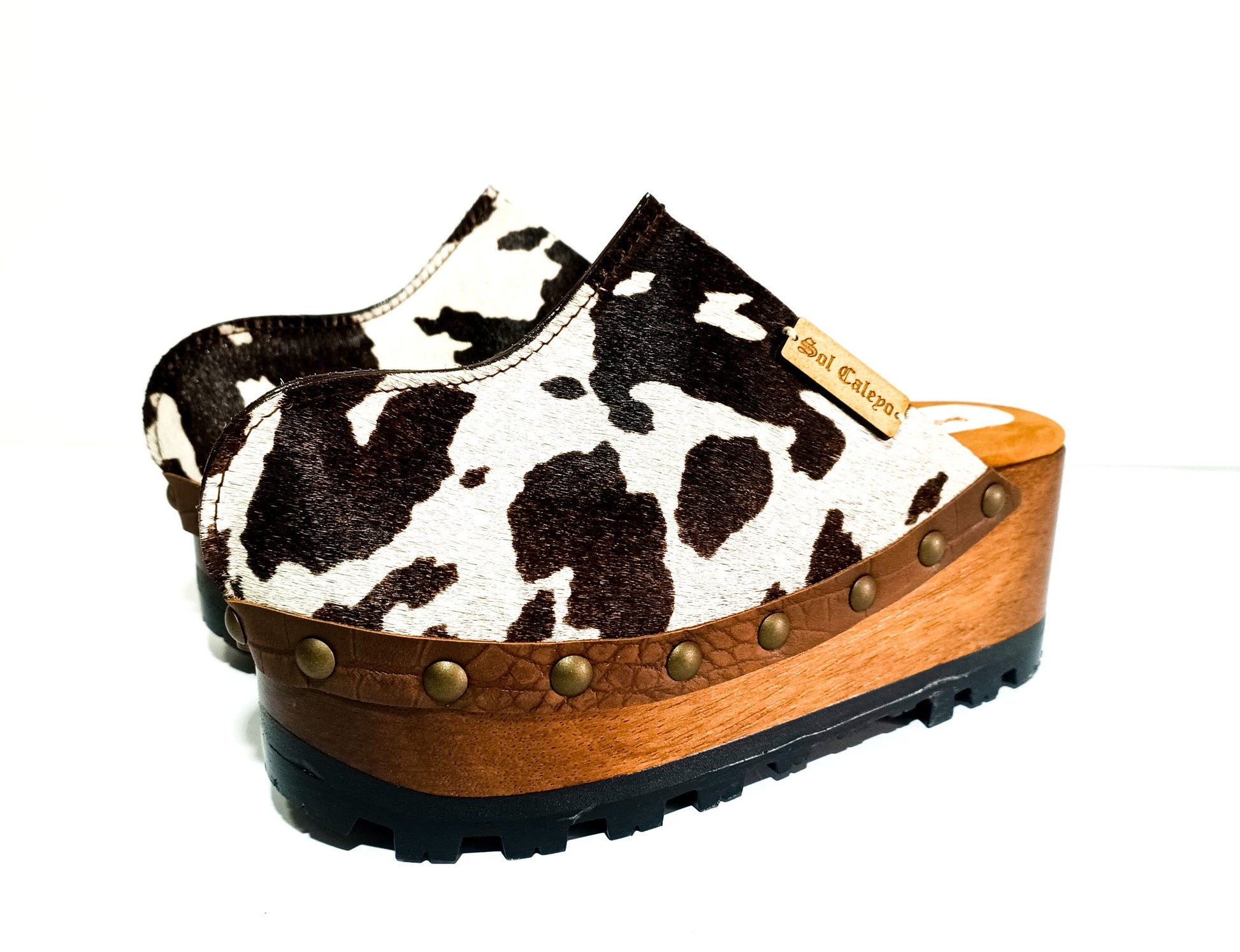 Cowhide leather clogs with wooden wedge, Vintage 70's style clogs. Leather clogs with wooden wedge. High quality footwear handmade by Sol Caleyo.