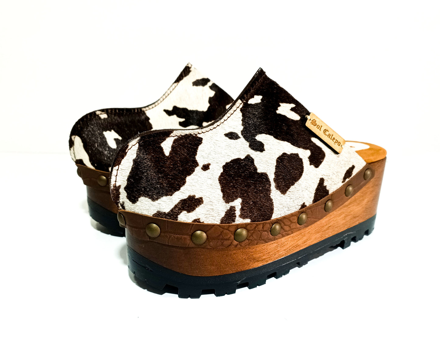 Cowhide leather clogs with wooden wedge, Vintage 70's style clogs. Leather clogs with wooden wedge. High quality footwear handmade by Sol Caleyo.