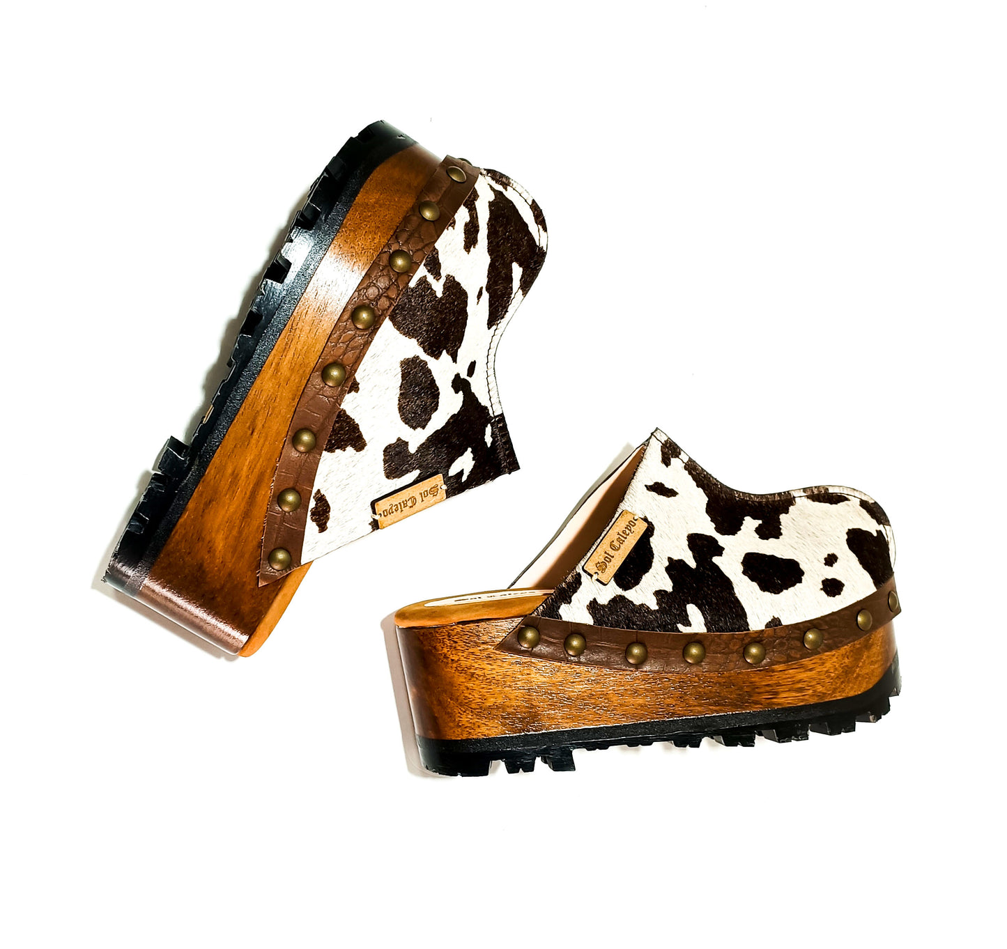 Cowhide leather clogs with wooden wedge, Vintage 70's style clogs. Leather clogs with wooden wedge. High quality footwear handmade by Sol Caleyo.