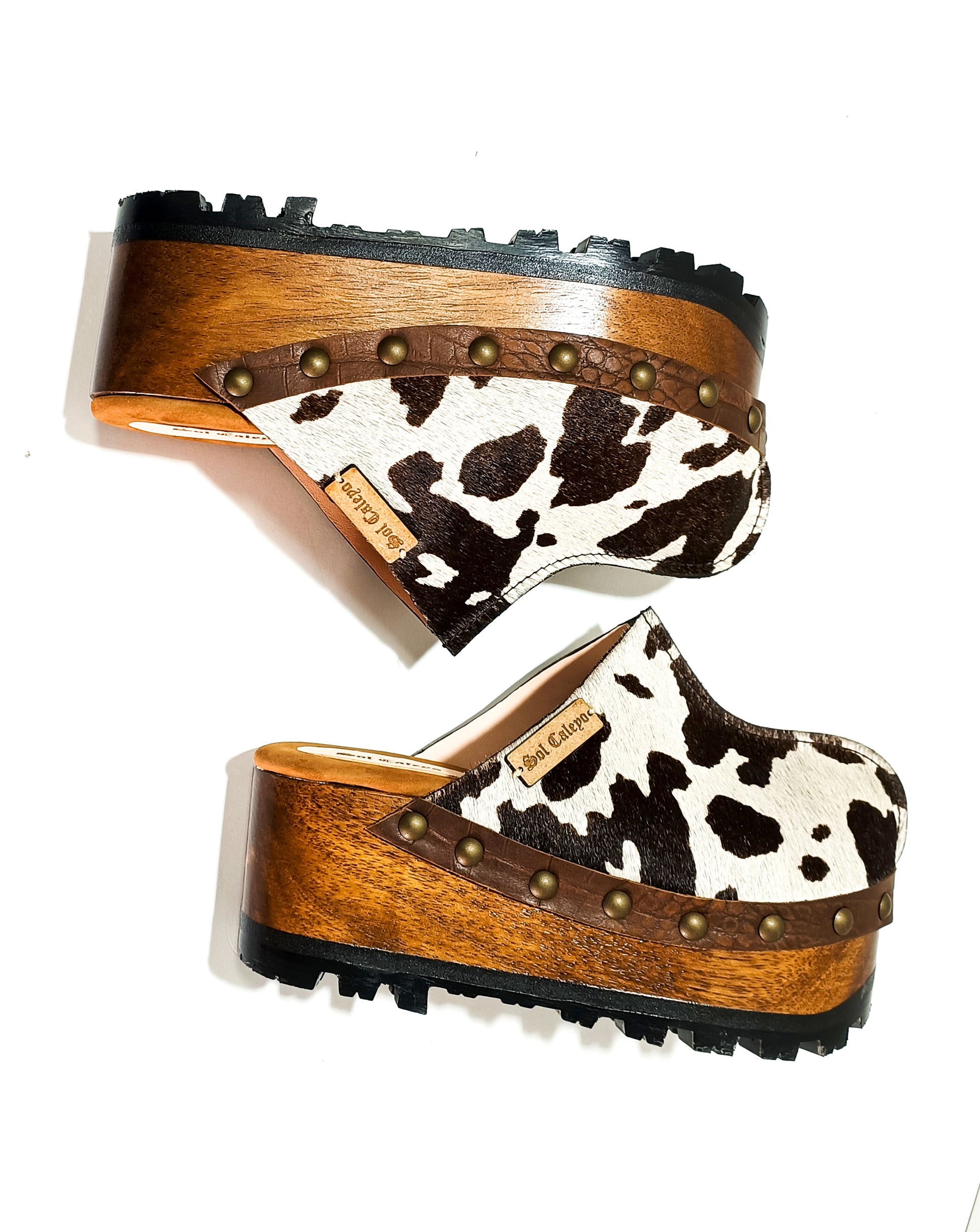 Cowhide leather clogs with wooden wedge, Vintage 70's style clogs. Leather clogs with wooden wedge. High quality footwear handmade by Sol Caleyo.