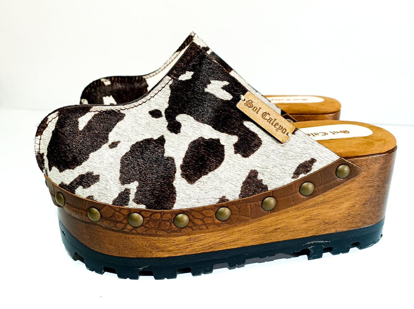 Cowhide leather clogs with wooden wedge, Vintage 70's style clogs. Leather clogs with wooden wedge. High quality footwear handmade by Sol Caleyo.