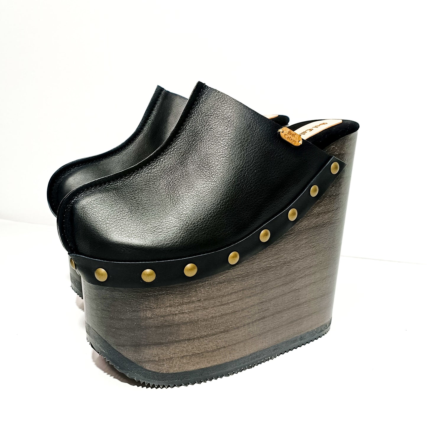 Vintage 70's style clog. Clogs with super high wooden wedge. Black leather mule with wooden wedge Vintage style. High-end leather shoes handmade by Sol Caleyo.