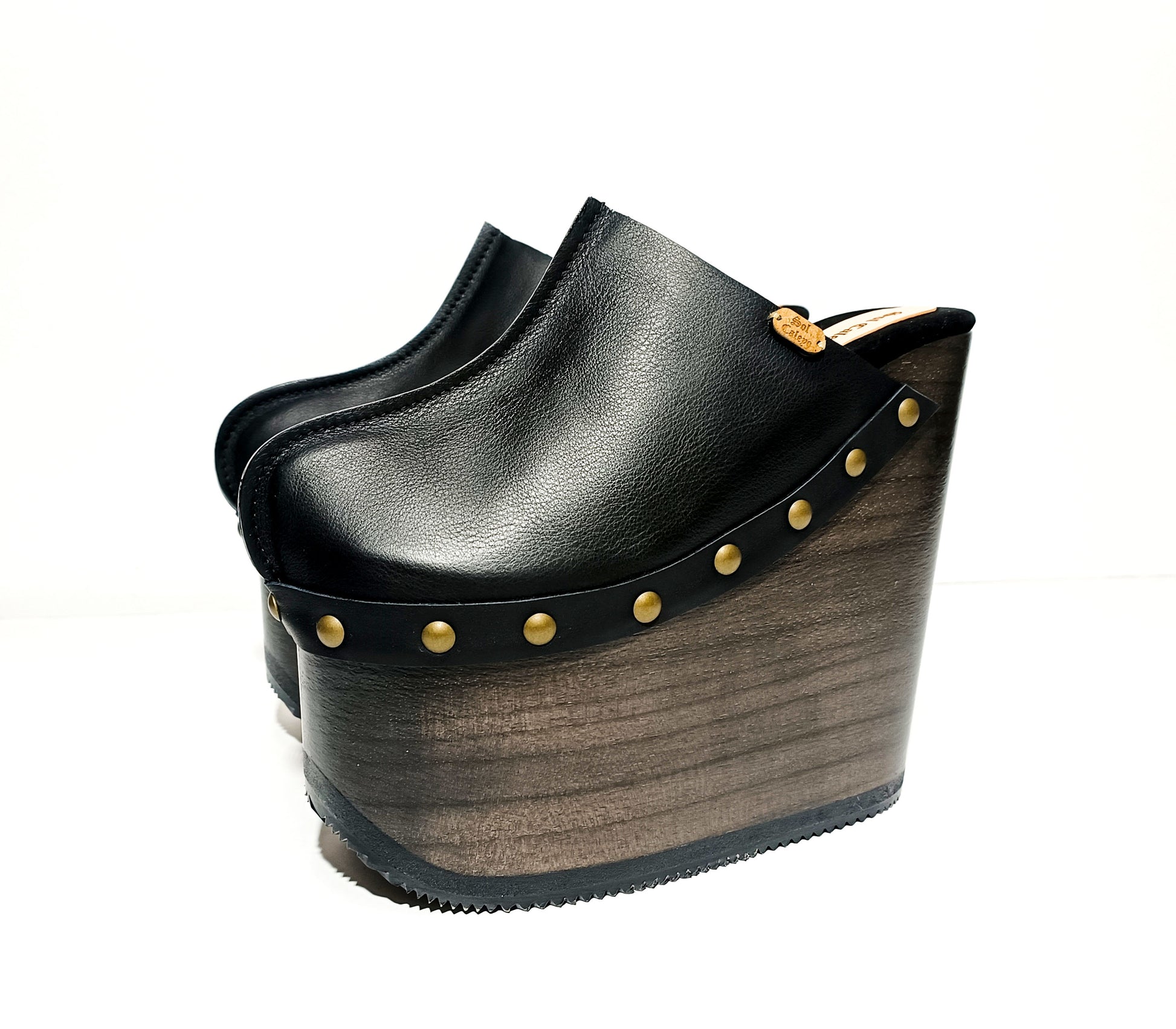 Vintage 70's style clog. Clogs with super high wooden wedge. Black leather mule with wooden wedge Vintage style. High-end leather shoes handmade by Sol Caleyo.