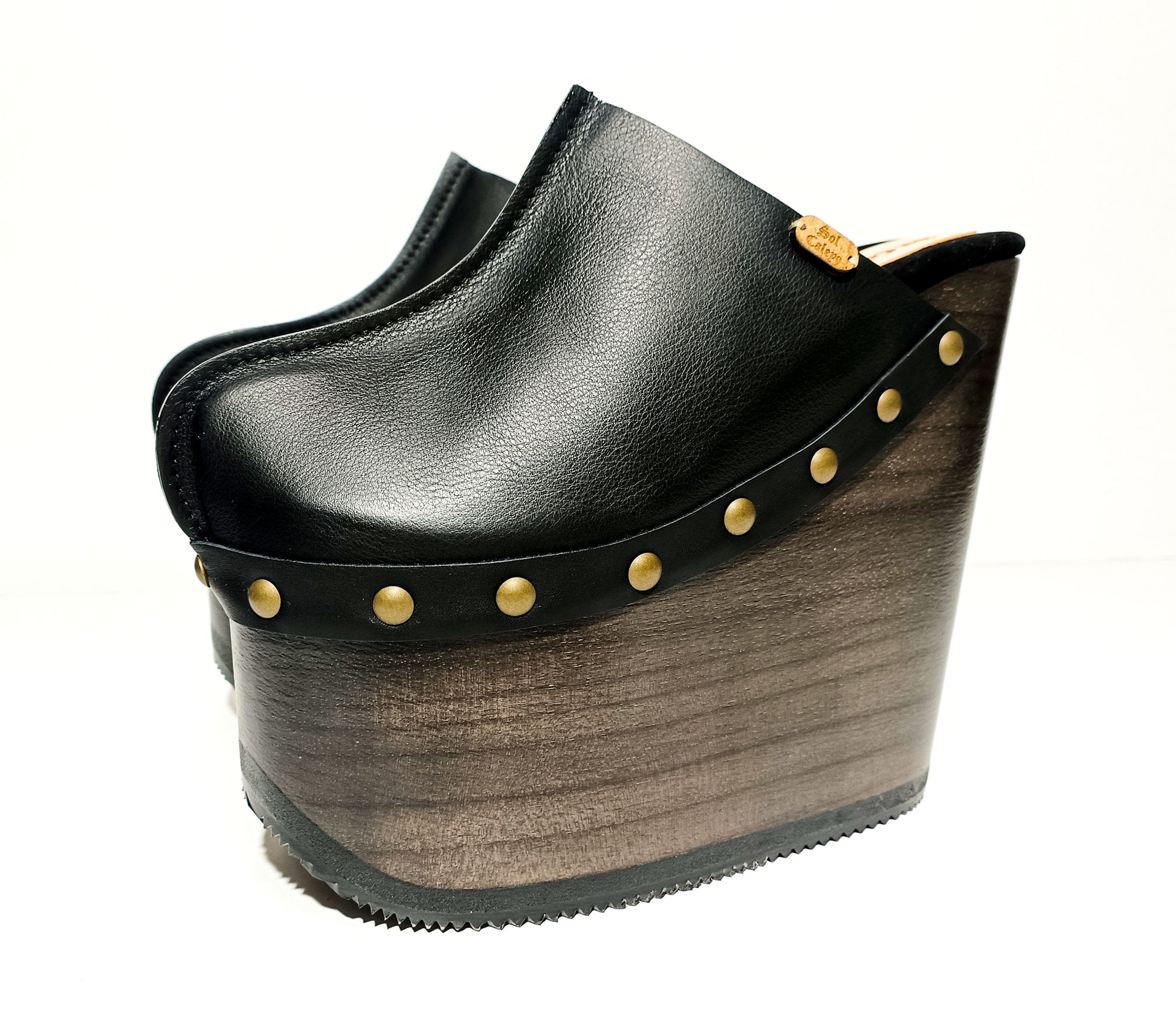 Vintage 70's style clog. Clogs with super high wooden wedge. Black leather mule with wooden wedge Vintage style. High-end leather shoes handmade by Sol Caleyo.