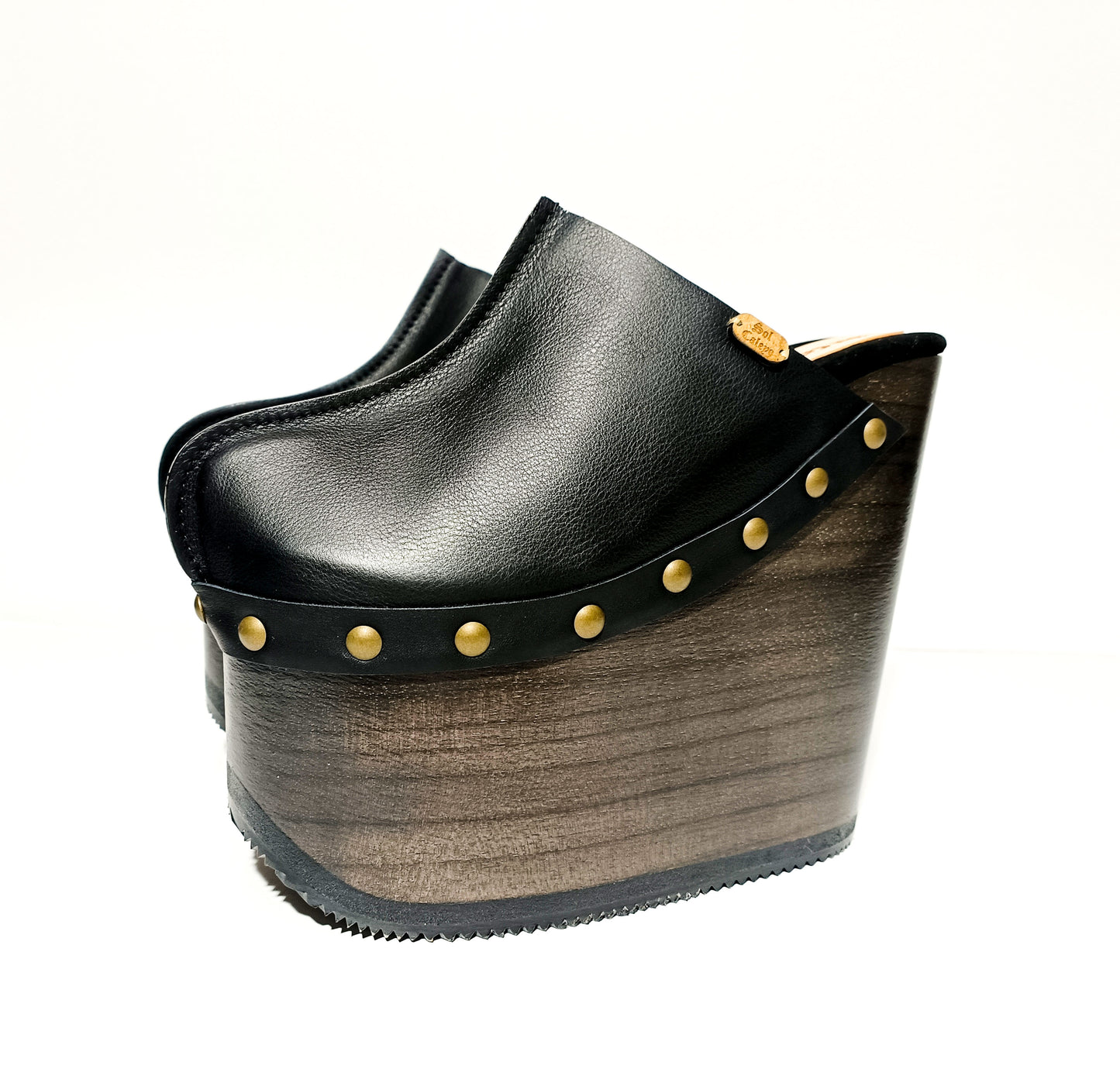 Vintage 70's style clog. Clogs with super high wooden wedge. Black leather mule with wooden wedge Vintage style. High-end leather shoes handmade by Sol Caleyo.