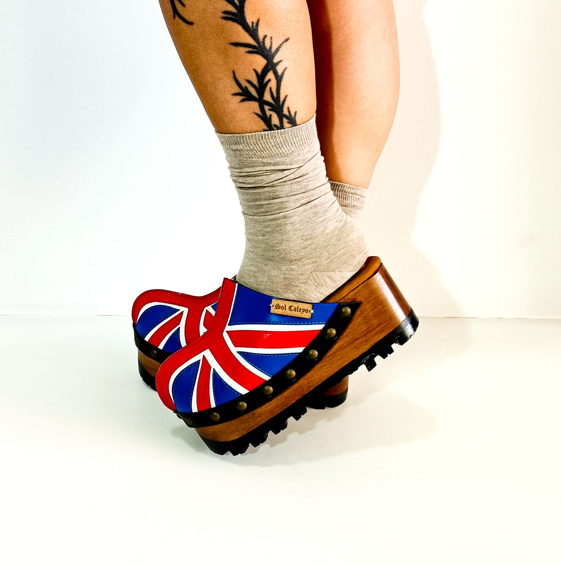 English flag clogs 70's style. Vintage style wooden wedge clogs. Vintage style wooden wedge mules. High-end footwear handmade by Sol Caleyo.