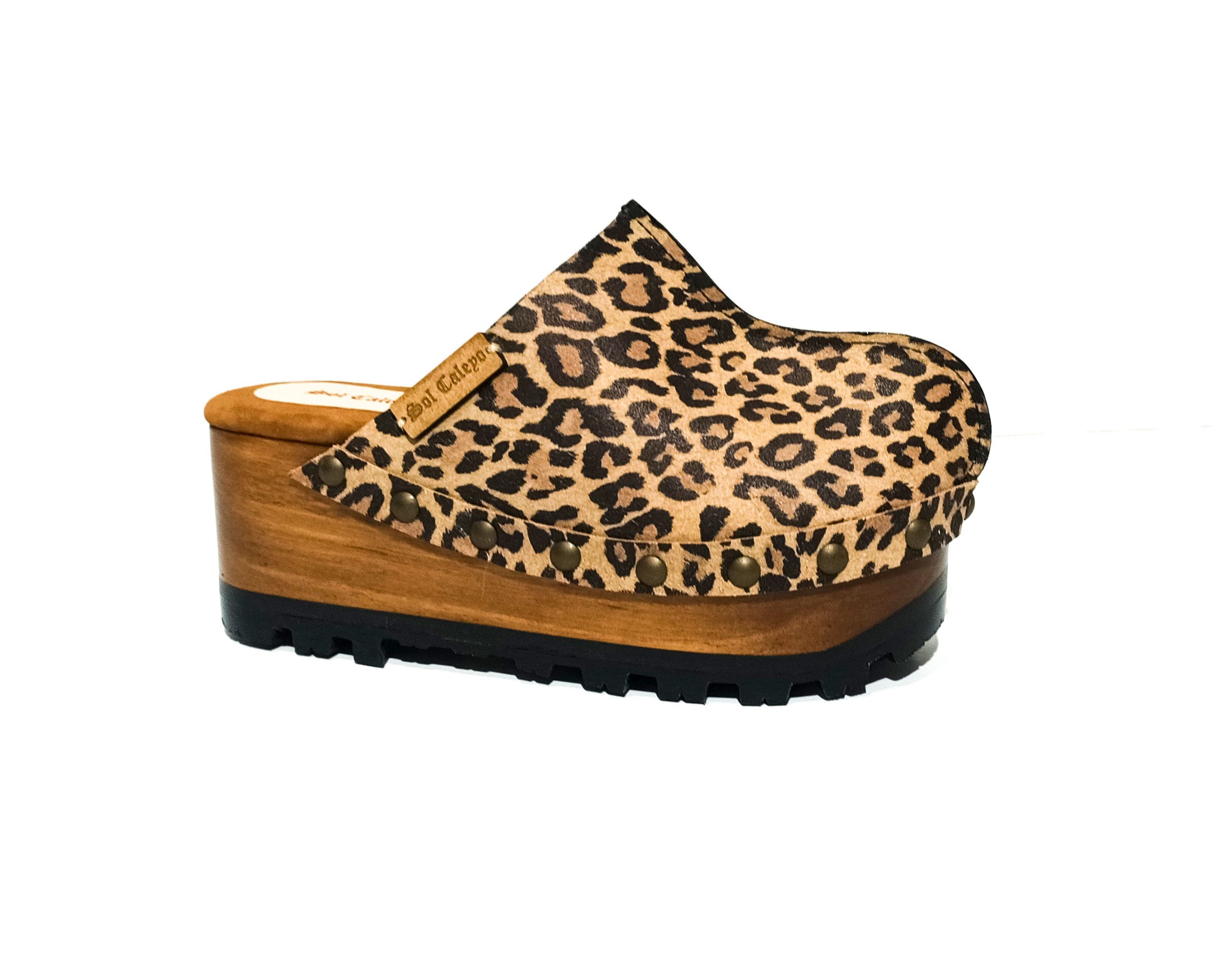 Vintage 70's style leather clogs. Leopard leather clogs with wooden wedge. Leopard leather mules with wooden wedge. High-end handmade footwear by Sol Caleyo.