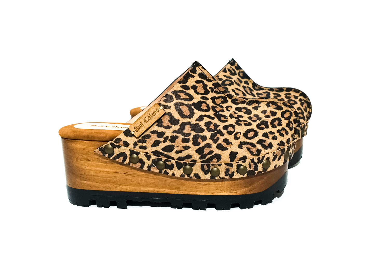 Vintage 70's style leather clogs. Leopard leather clogs with wooden wedge. Leopard leather mules with wooden wedge. High-end handmade footwear by Sol Caleyo.