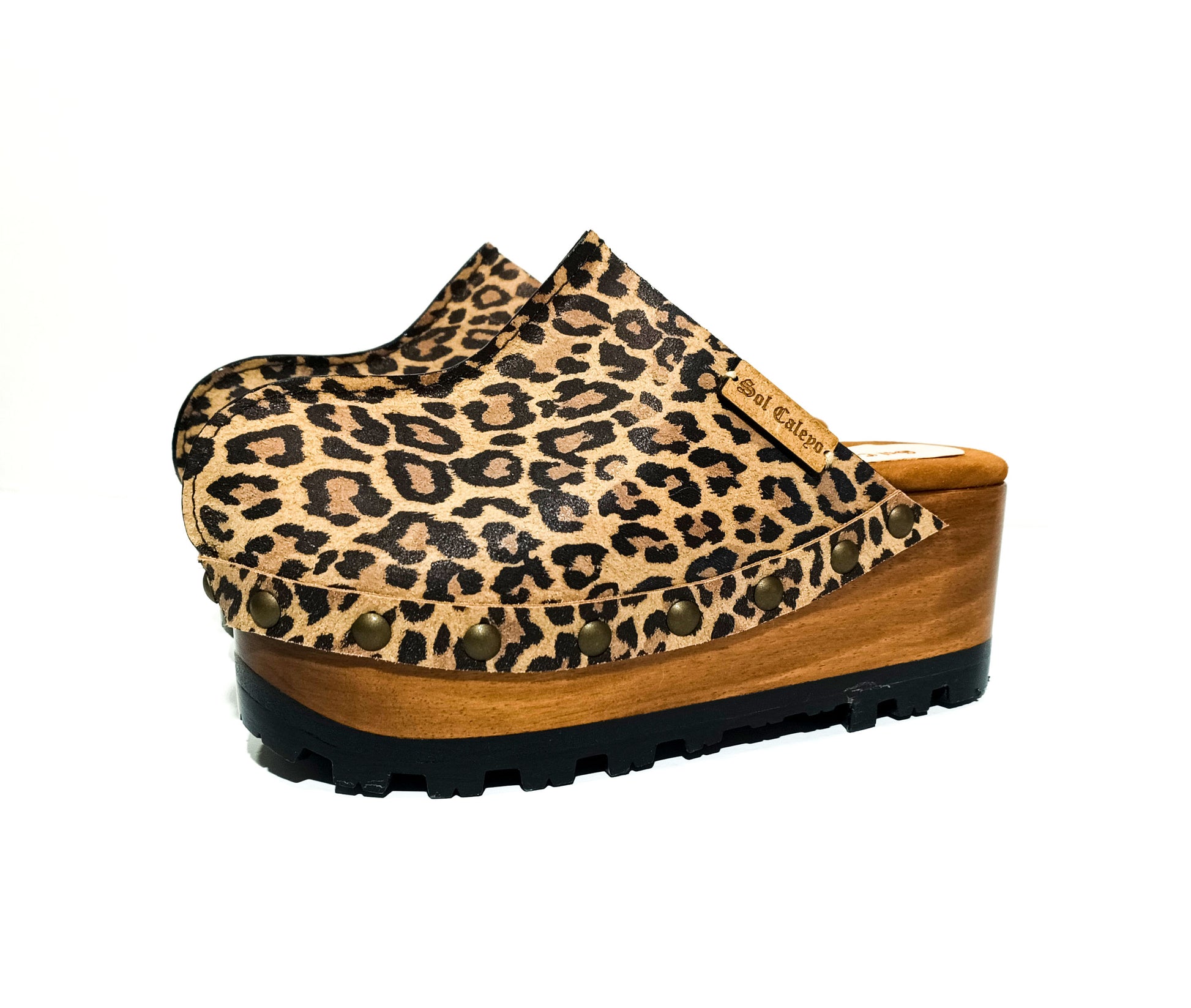 Vintage 70's style leather clogs. Leopard leather clogs with wooden wedge. Leopard leather mules with wooden wedge. High-end handmade footwear by Sol Caleyo.