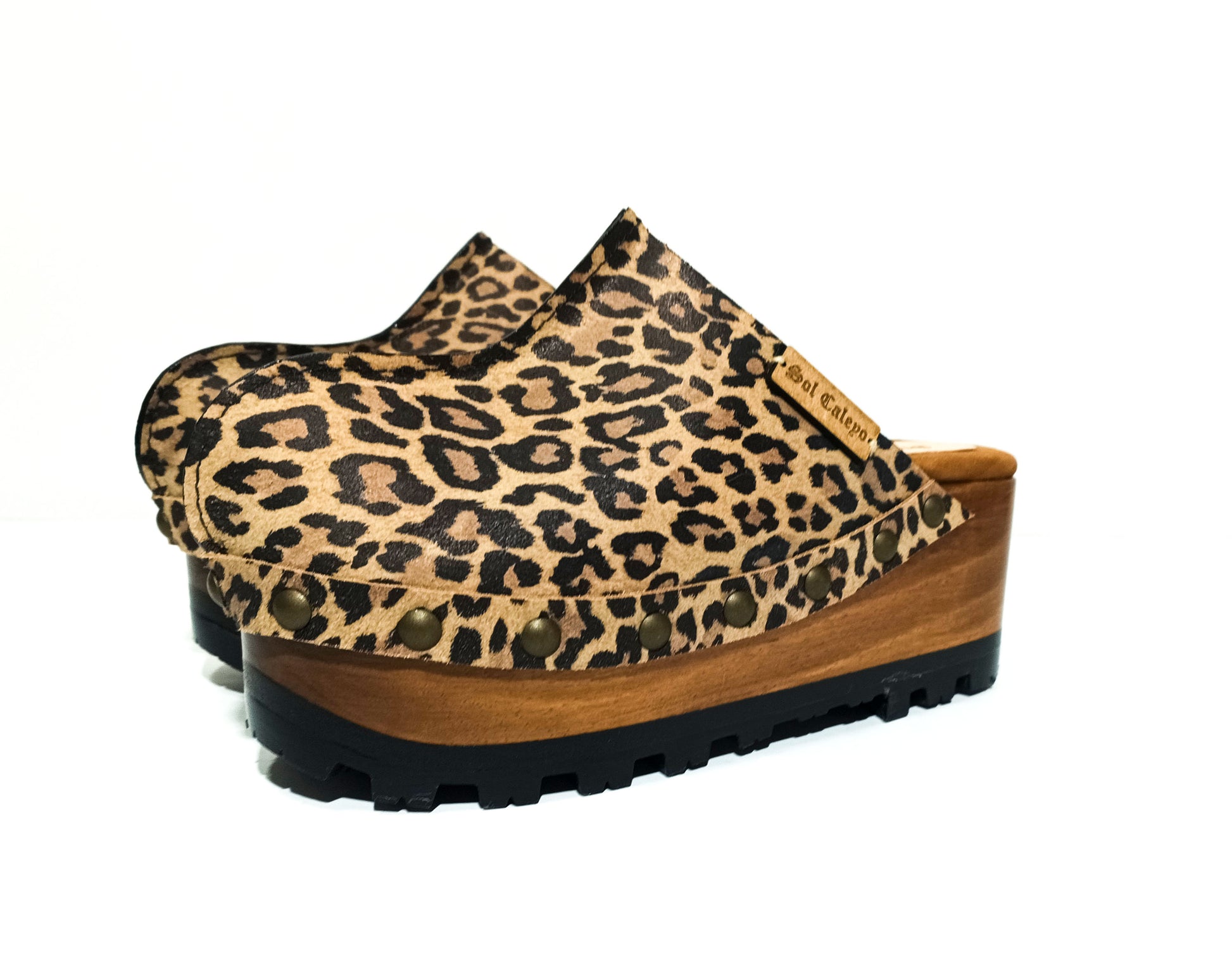 Vintage 70's style leather clogs. Leopard leather clogs with wooden wedge. Leopard leather mules with wooden wedge. High-end handmade footwear by Sol Caleyo.