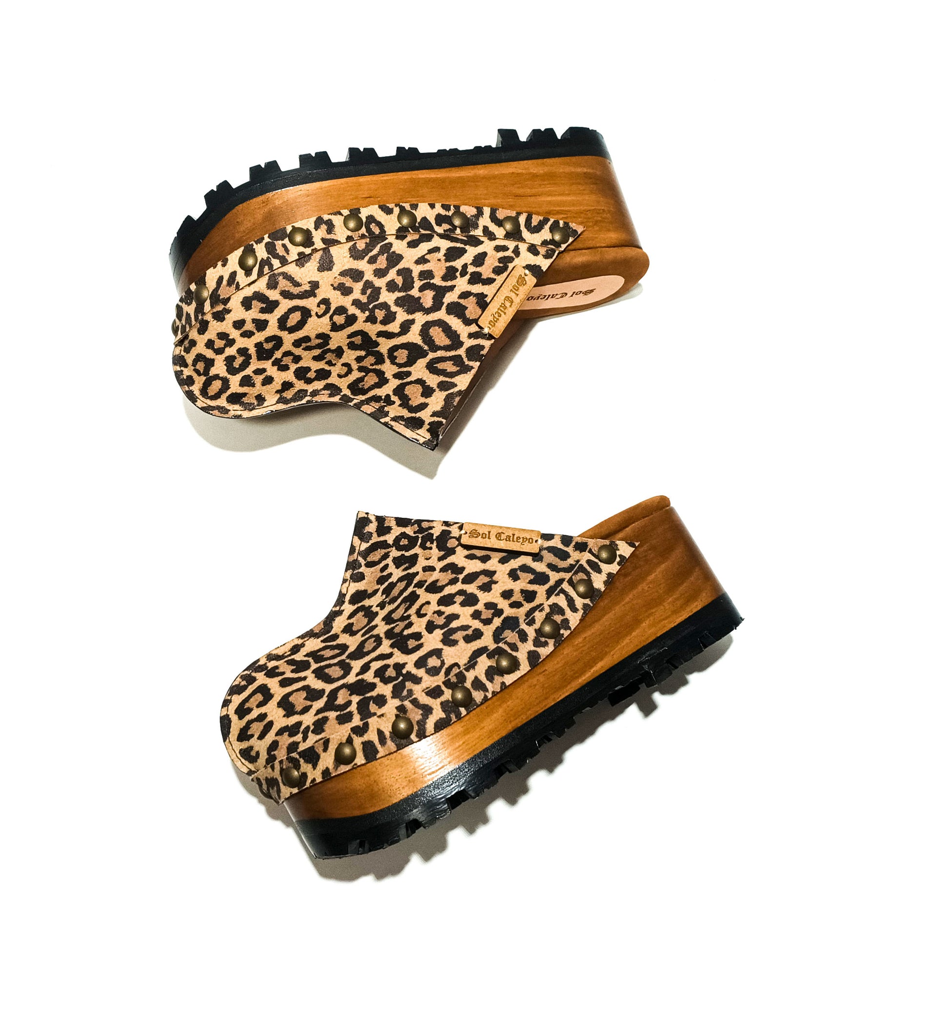 Vintage 70's style leather clogs. Leopard leather clogs with wooden wedge. Leopard leather mules with wooden wedge. High-end handmade footwear by Sol Caleyo.