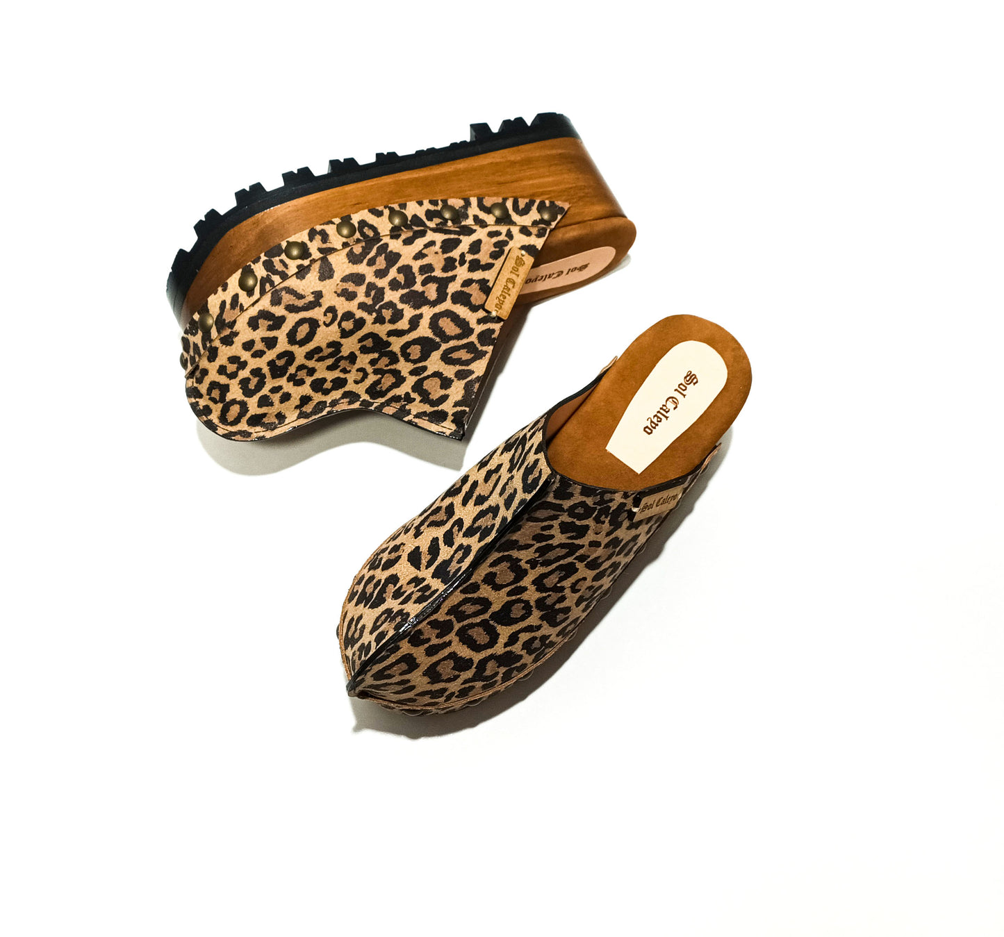 Vintage 70's style leather clogs. Leopard leather clogs with wooden wedge. Leopard leather mules with wooden wedge. High-end handmade footwear by Sol Caleyo.