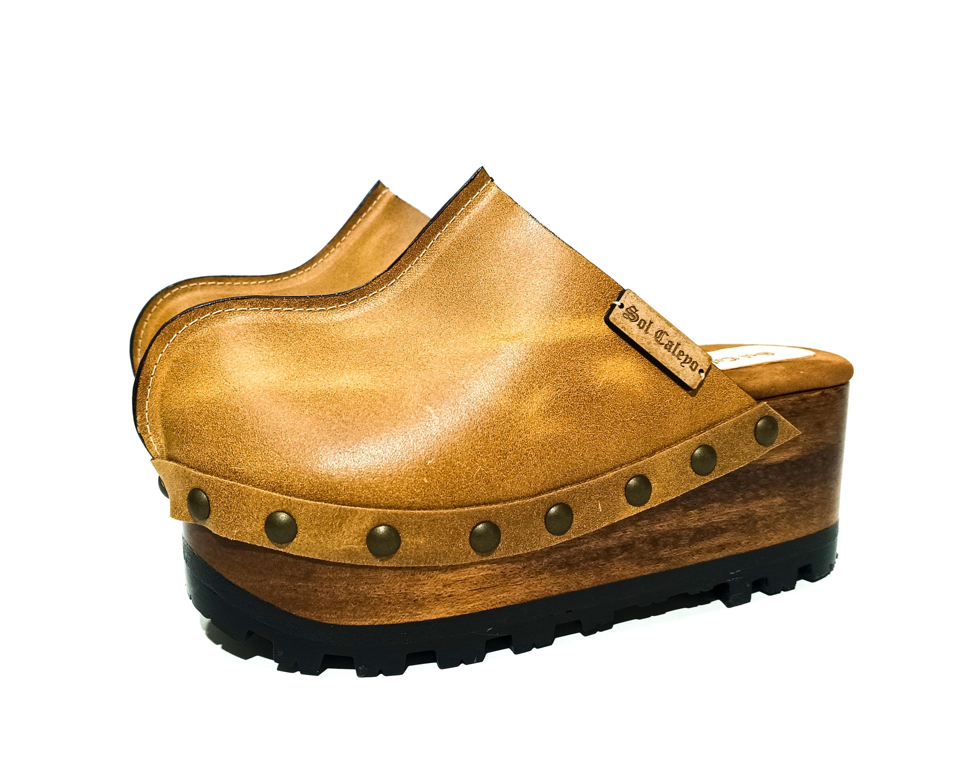 Vintage 70's style clogs. Leather clogs with wooden wedge. Vintage style leather mules. Camel coloured vintage style clogs. High-end handmade footwear by Sol Caleyo.