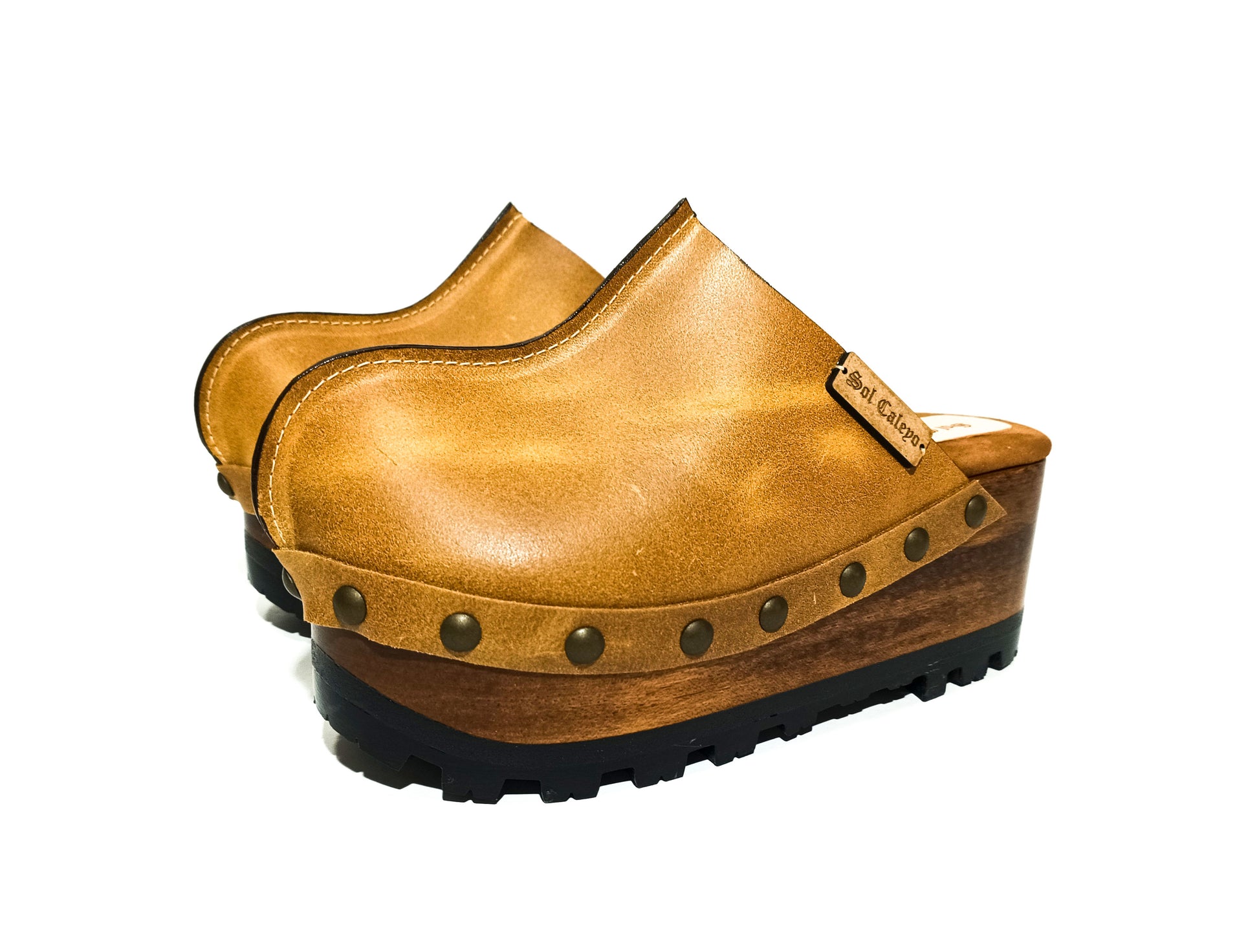 Vintage 70's style clogs. Leather clogs with wooden wedge. Vintage style leather mules. Camel coloured vintage style clogs. High-end handmade footwear by Sol Caleyo.