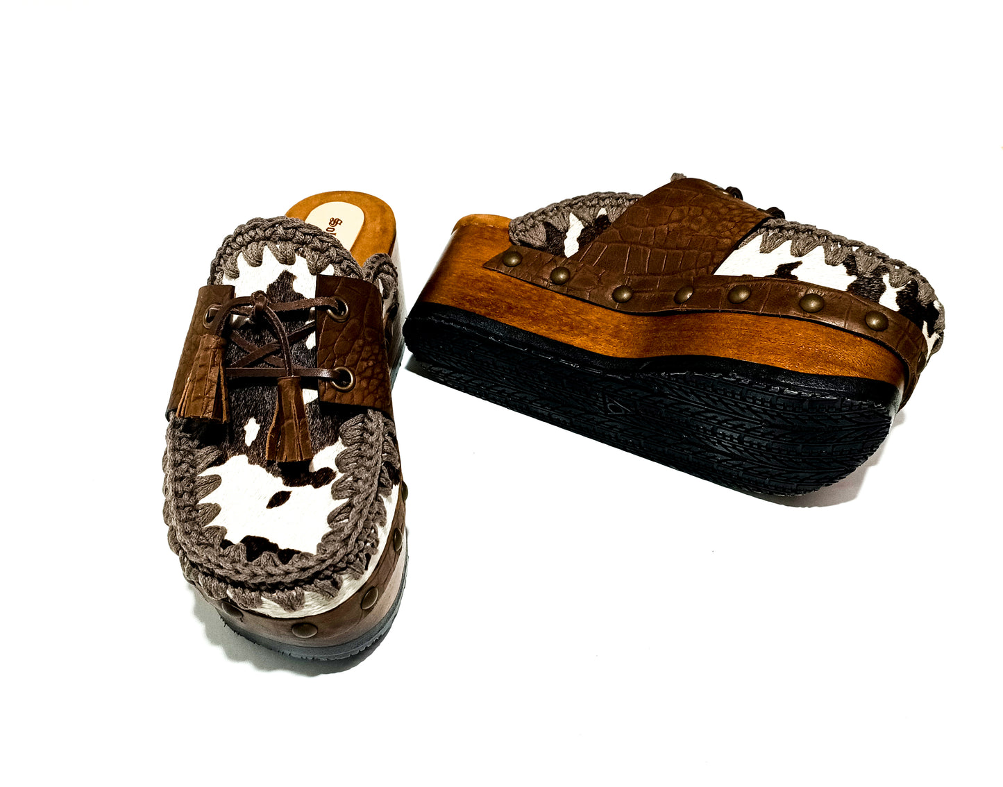 Moccasin style cowhide leather clogs, decorated with fringed laces. Moccasin style leather mules. High-end footwear handmade by Sol Caleyo.