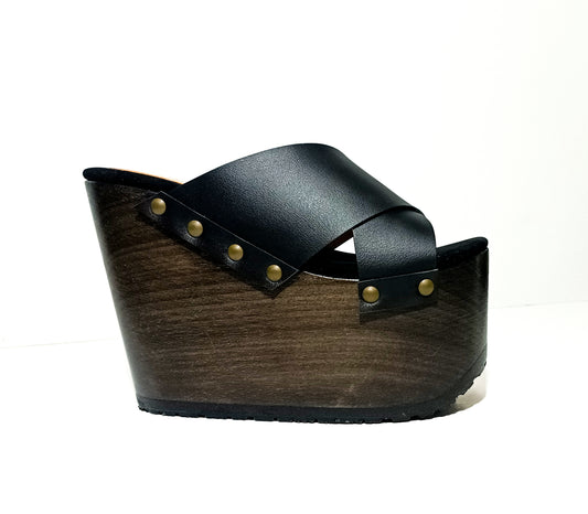 Super high wooden wedge sandals 70's style. Black sandal with super high wooden wedge. High quality handmade shoes by sol Caleyo.