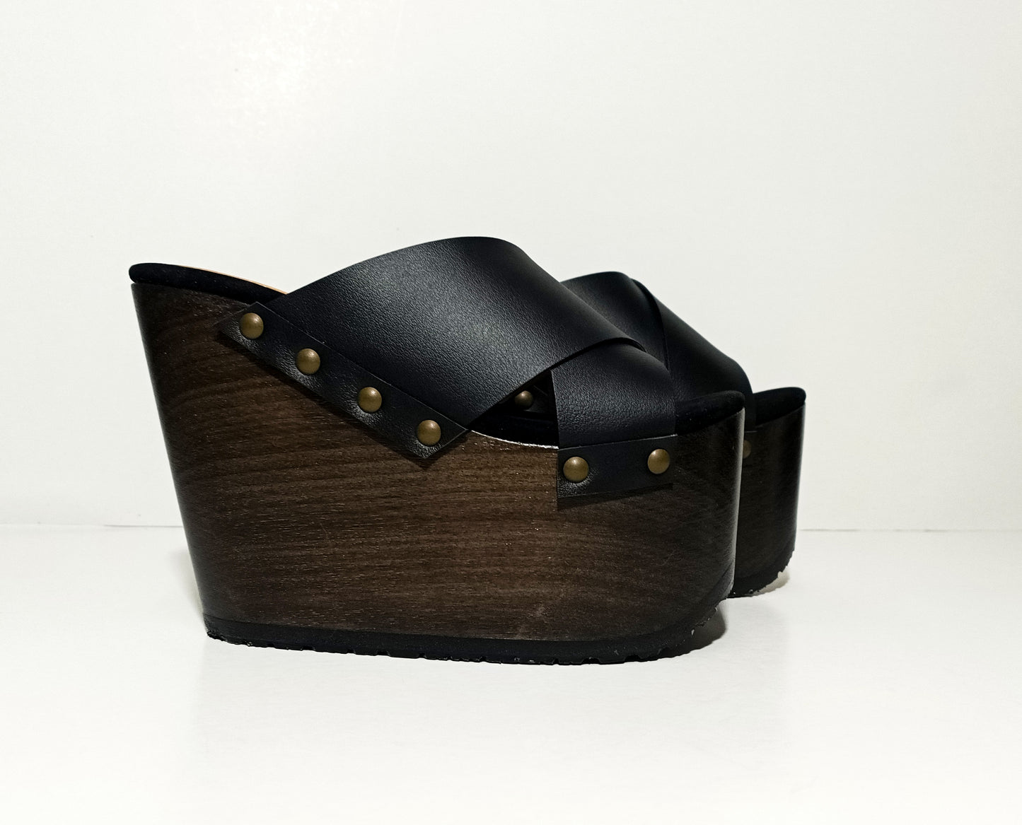 Super high wooden wedge sandals 70's style. Black sandal with super high wooden wedge. High quality handmade shoes by sol Caleyo.