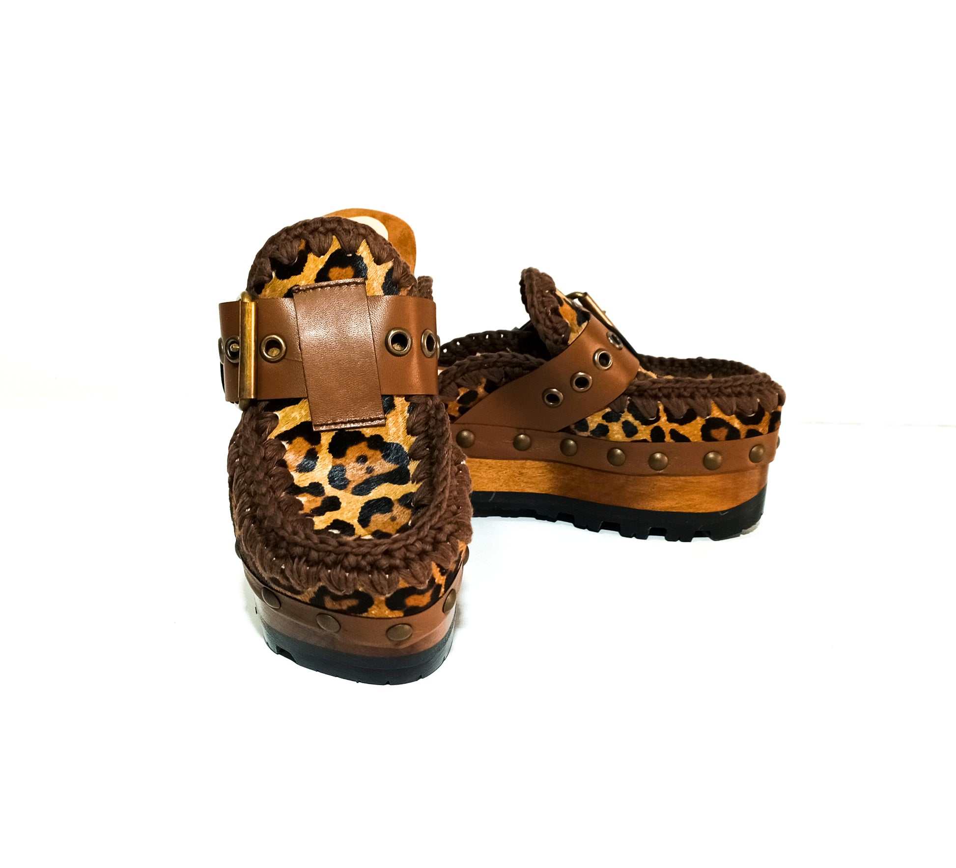 Oxford style clogs in leopard leather. Leopard skin leather mules. Leopard oxford style wooden wedge. High-end handmade shoes by Sol Caleyo.