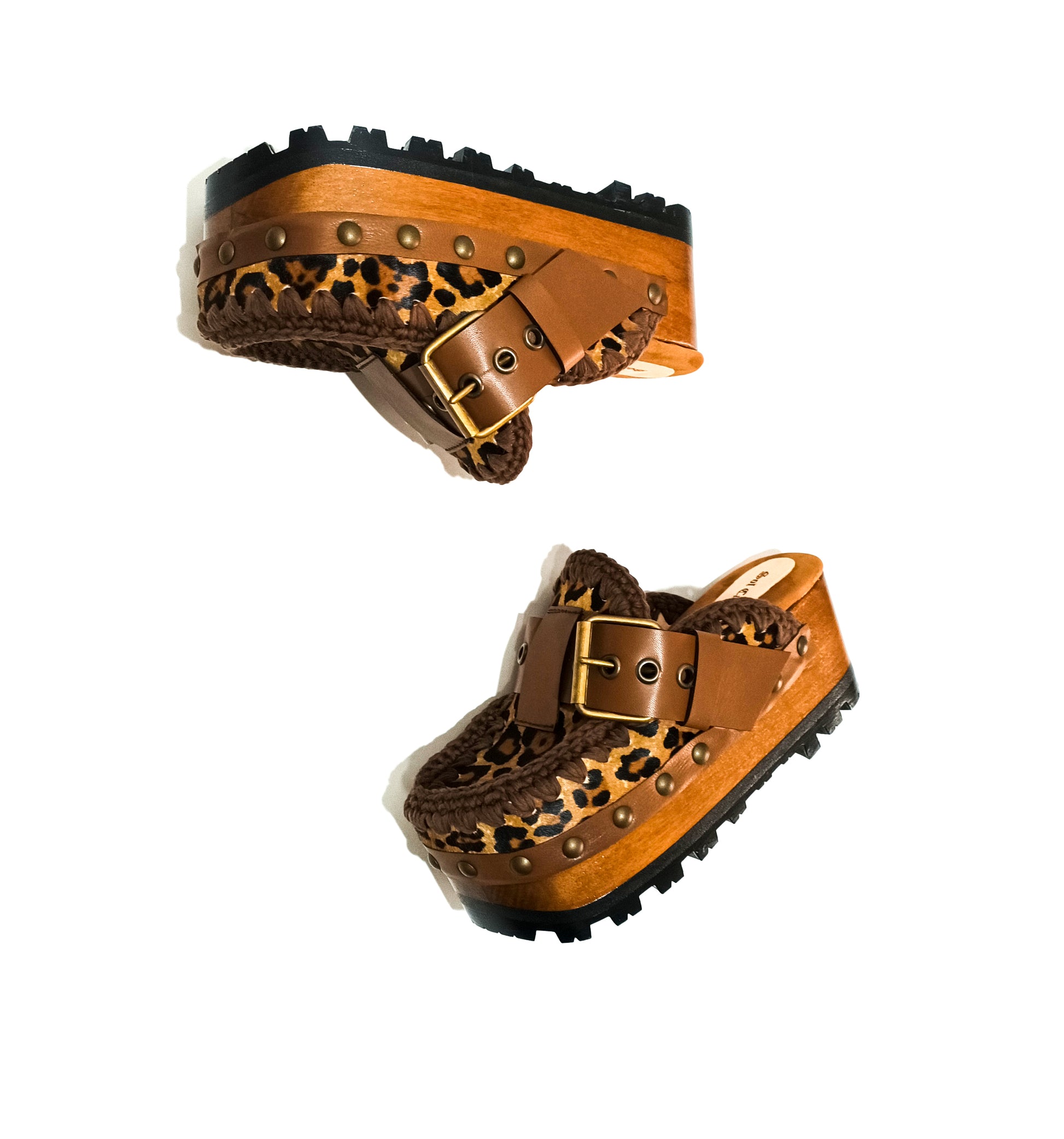 Oxford style clogs in leopard leather. Leopard skin leather mules. Leopard oxford style wooden wedge. High-end handmade shoes by Sol Caleyo.