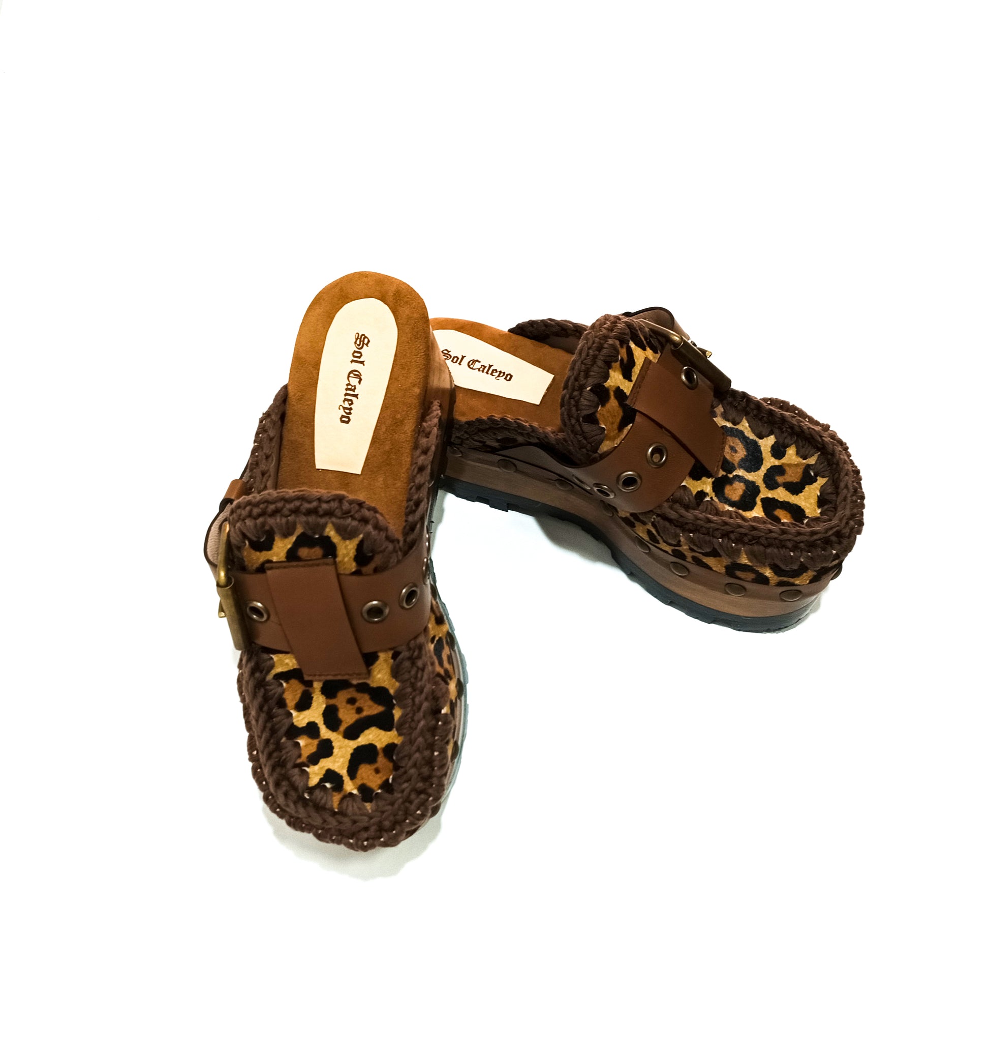 Oxford style clogs in leopard leather. Leopard skin leather mules. Leopard oxford style wooden wedge. High-end handmade shoes by Sol Caleyo.