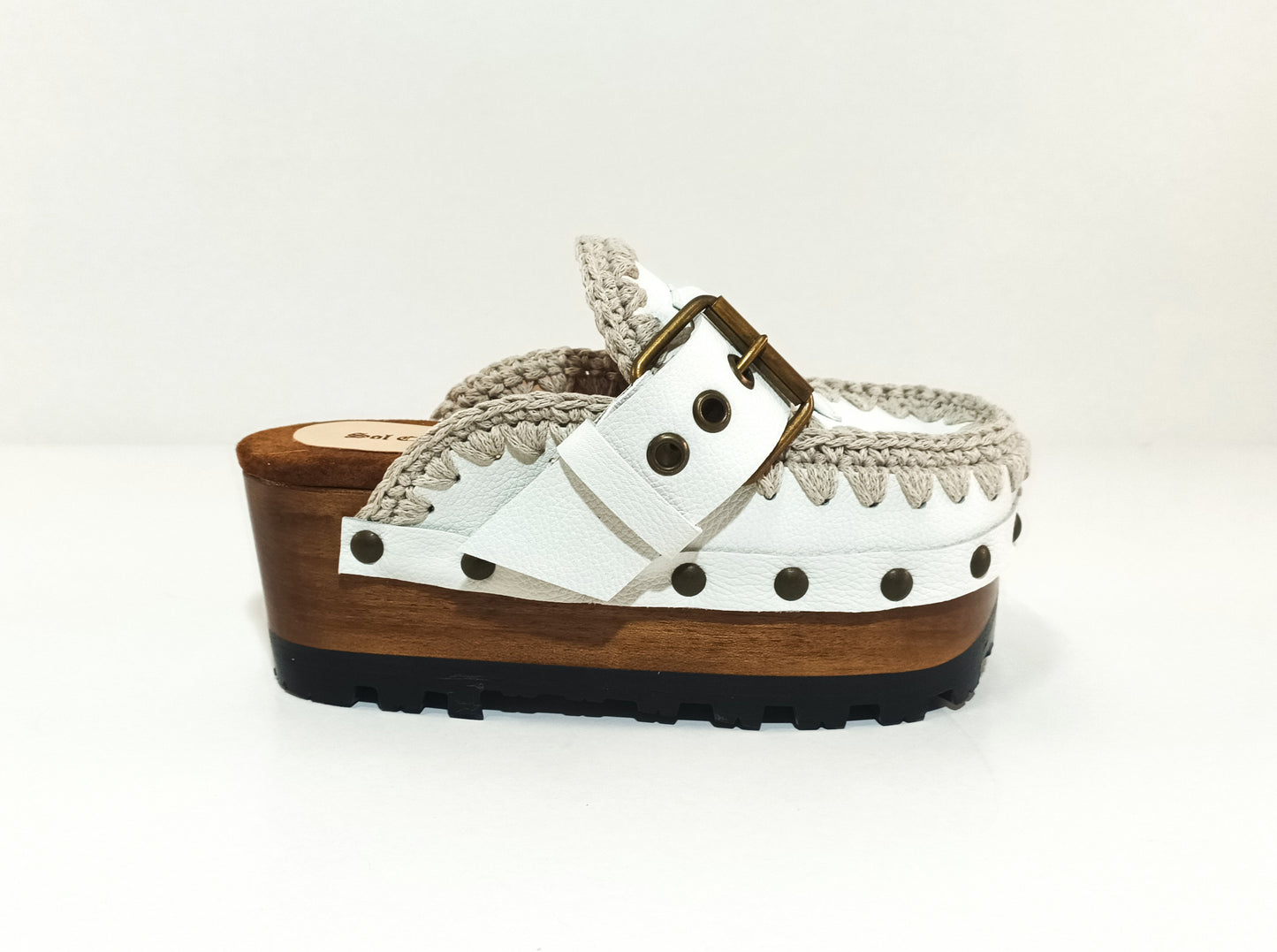 White wooden wedge clogs. White leather mules. Oxford style buckle clogs. High quality handmade shoes by Sol Caleyo.