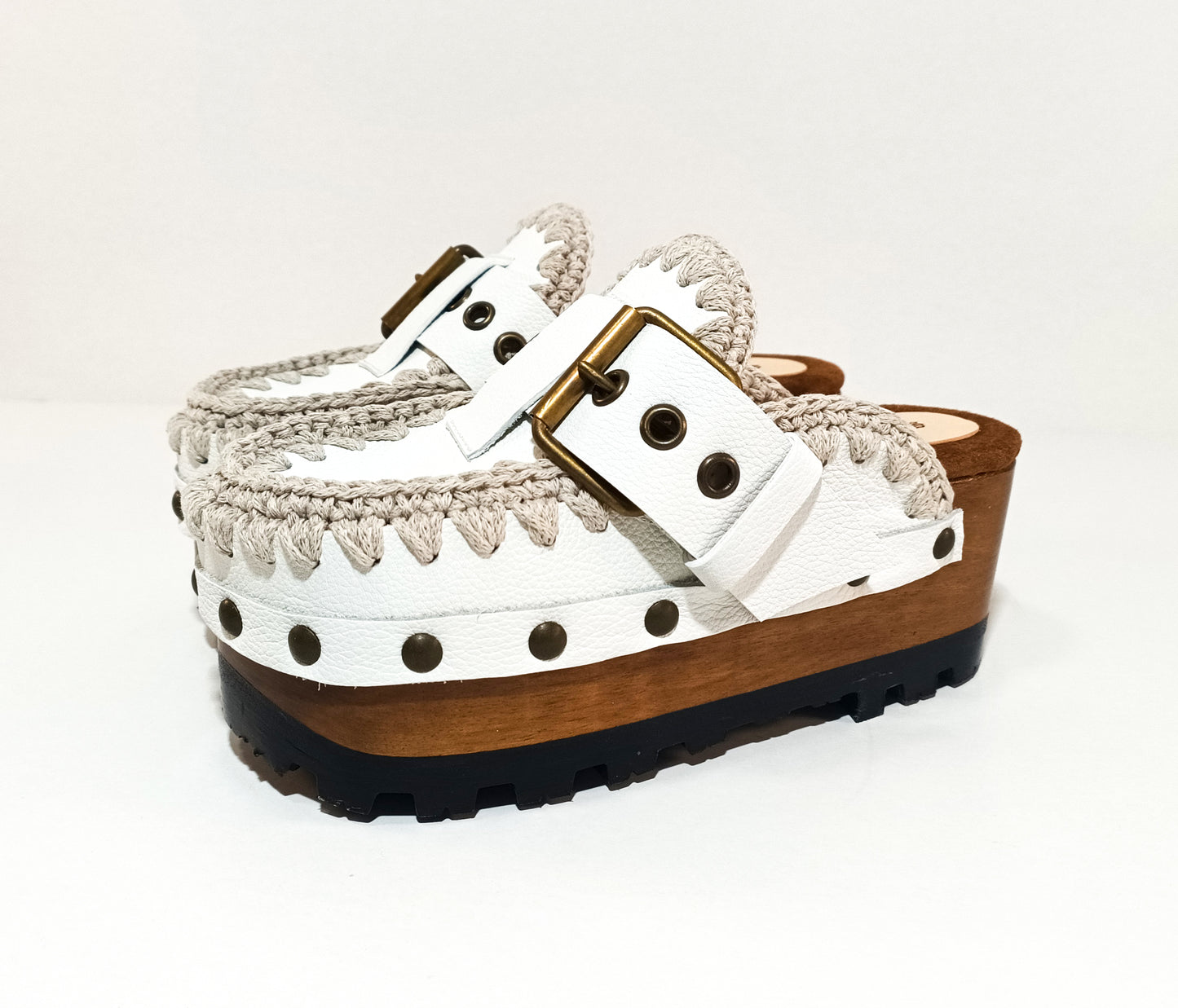 White wooden wedge clogs. White leather mules. Oxford style buckle clogs. High quality handmade shoes by Sol Caleyo.