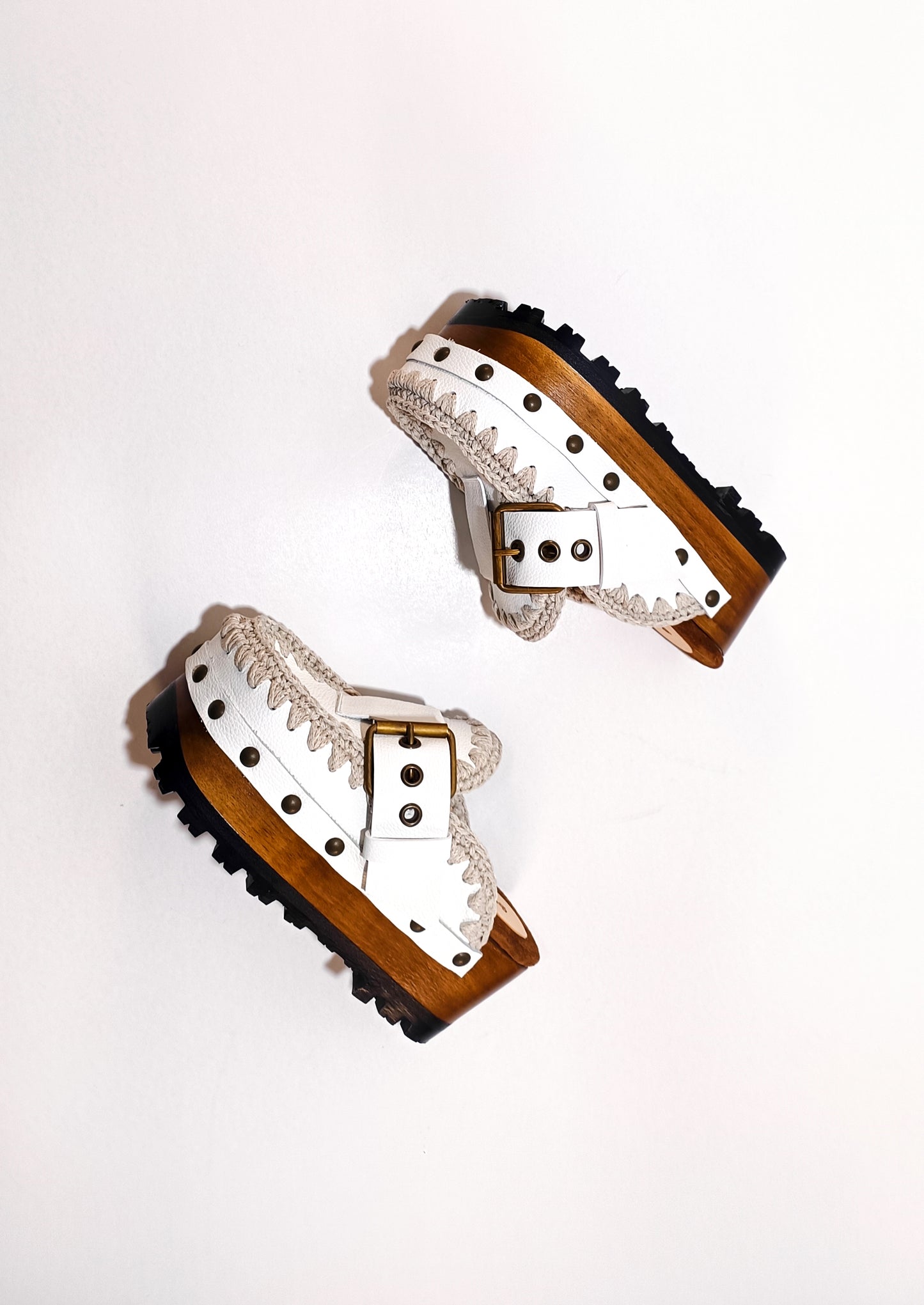White wooden wedge clogs. White leather mules. Oxford style buckle clogs. High quality handmade shoes by Sol Caleyo.