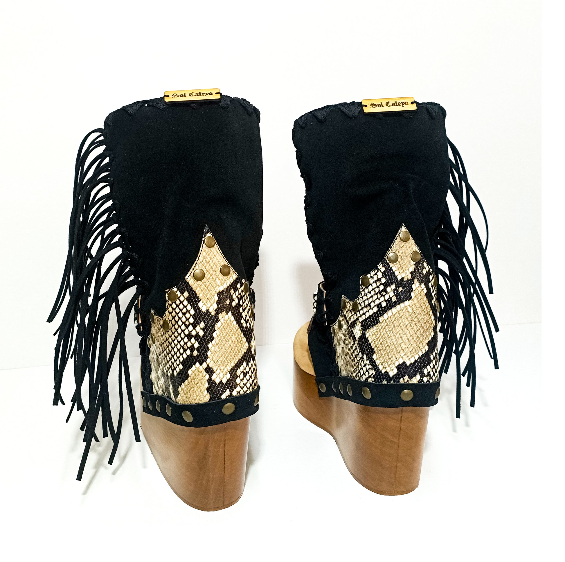 Leather clog boot with wooden wedge flip flop style. Leather flip flop style boot decorated with shells, coins and fringes which gives it an authentic Boho style. Leather flip flop with wooden wedge. Bohemian style leather boot. Sizes 34 to 47. High quality leather footwear handmade by sol Caleyo. Sustainable fashion.