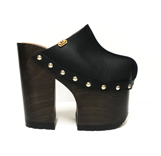 Handmade black leather clogs with super high wooden heels. Vintage 70s style. Sizes 33 to 47. Special sizes.
An exclusive design by Sol Caleyo, created for those who value craftsmanship, comfort, and authentic style.