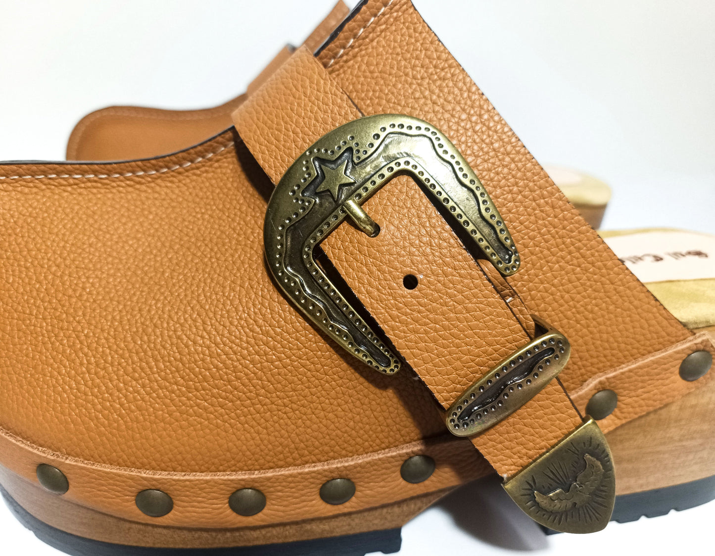 Light Brown Route 66 clogs - Handmade leather platform wooden shoes by Sol Caleyo.