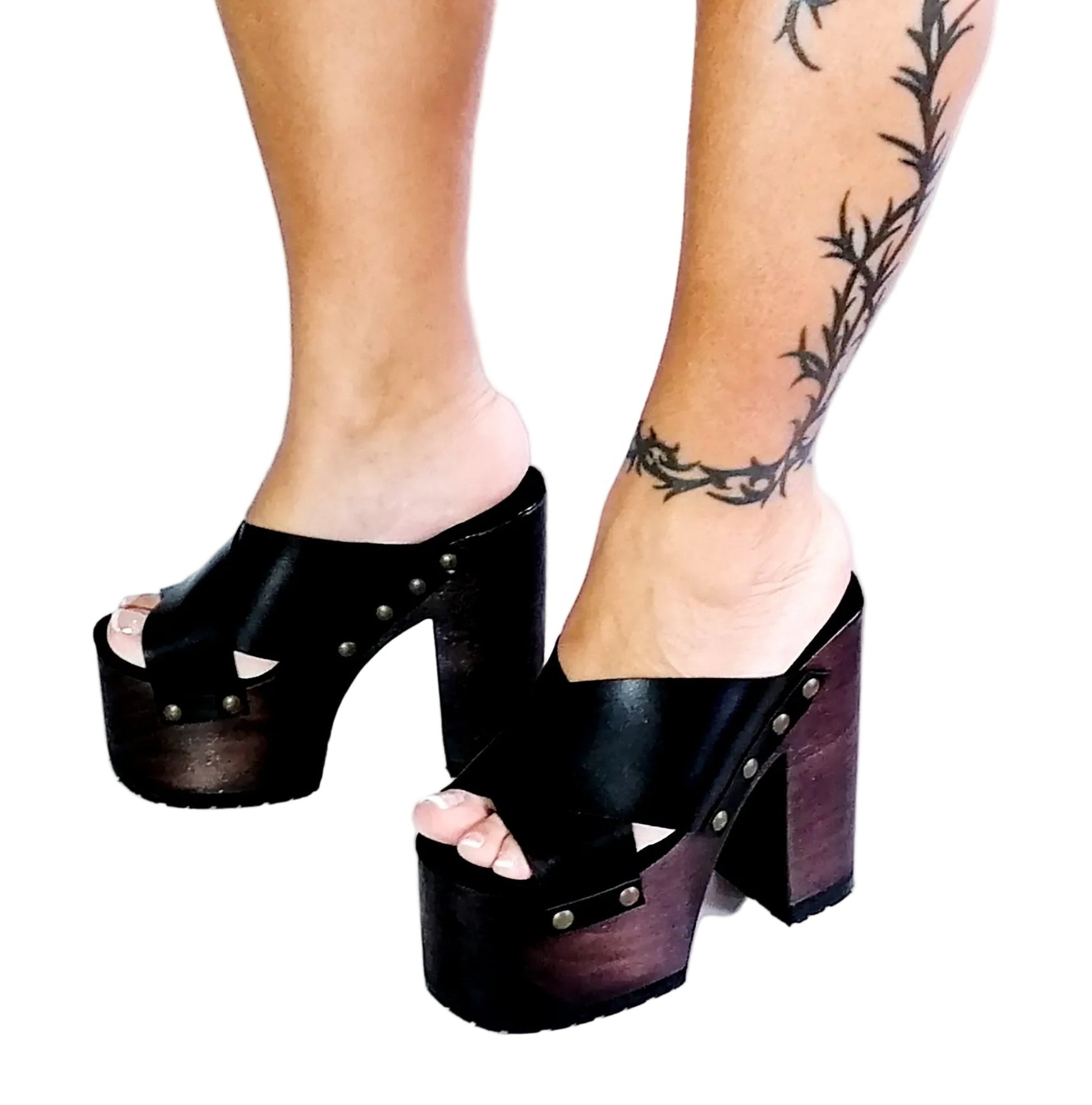 Black leather clogs with platform and super high heel. Leather mule with super high wooden heel. Vintage 70's style leather clogs. Vintage style super high heel sandal. Sizes 34 to 47. High quality leather shoes handmade by sol Caleyo. Sustainable fashion.