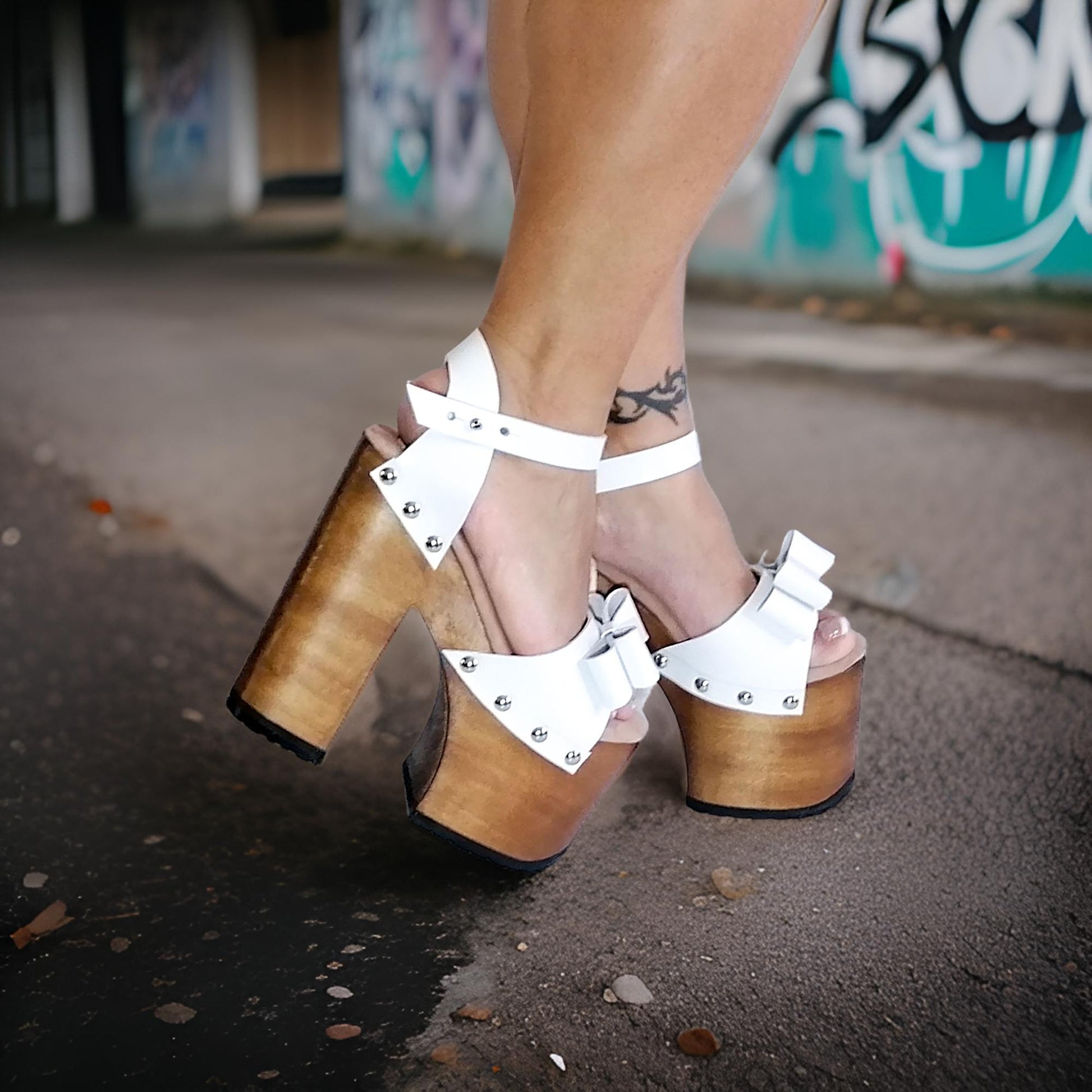 White sandals with platform and super high heel. Platform sandals with bow. Handmade leather sandals, sizes 34 to 47. Platform sandals with wooden heel, exclusive design by Sol Caleyo.