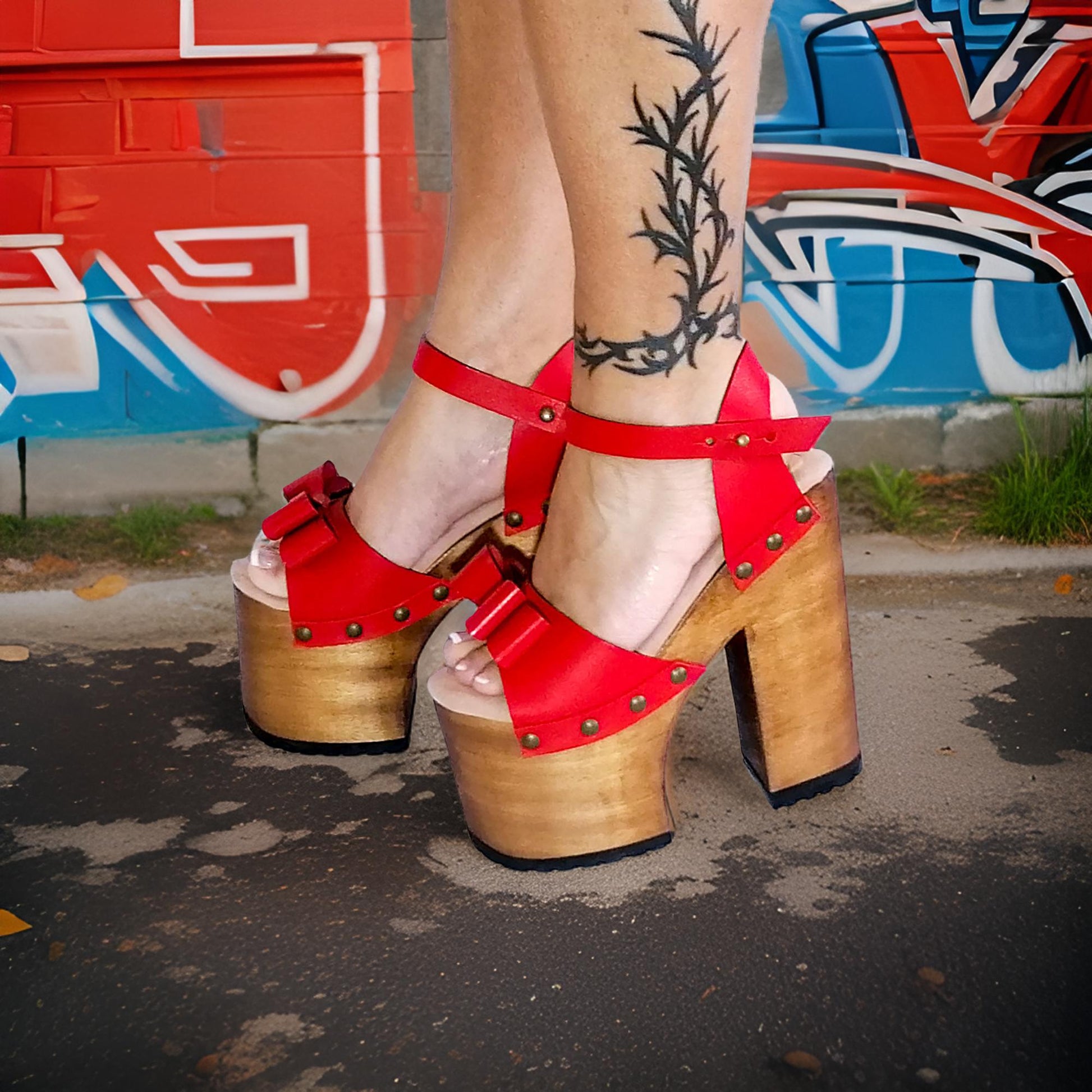 Red sandals with platform and super high heel. Platform sandals with bow. Handmade leather sandals, sizes 34 to 47. Platform sandals with wooden heel, exclusive design by Sol Caleyo.