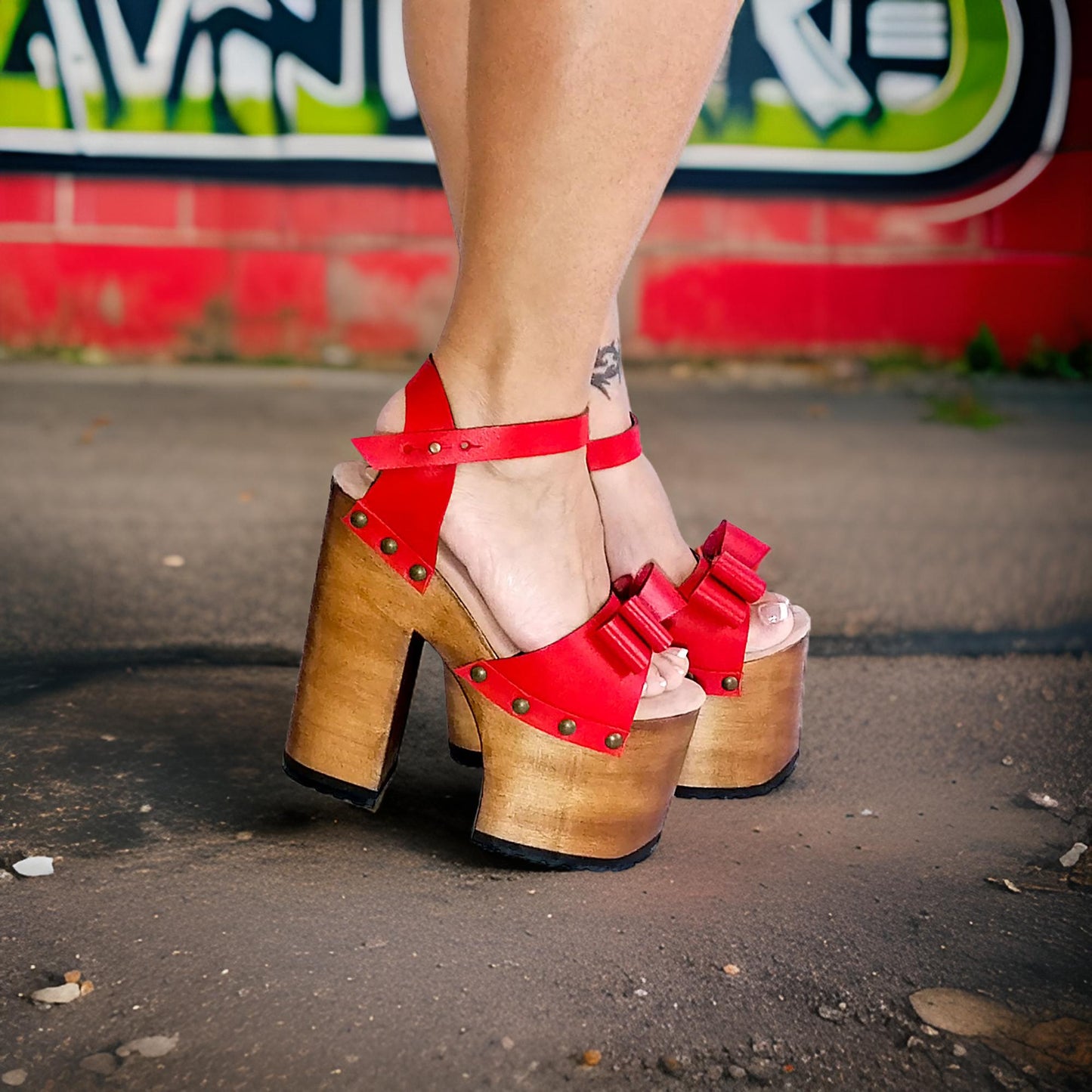 Red sandals with platform and super high heel. Platform sandals with bow. Handmade leather sandals, sizes 34 to 47. Platform sandals with wooden heel, exclusive design by Sol Caleyo.