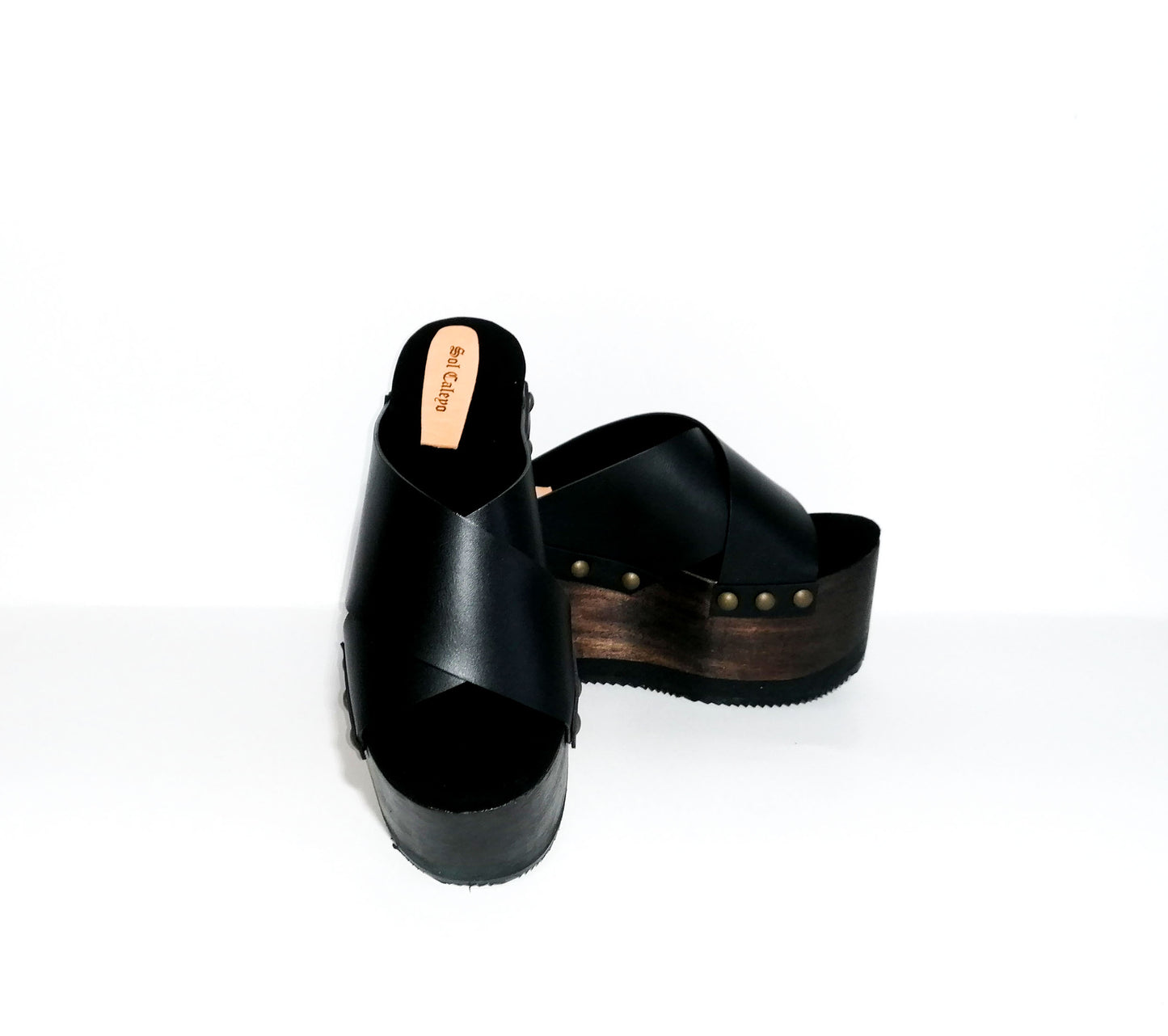 Sandals Black leather clogs vintage style. Black sandals with wooden wedge style. Vintage style platform clogs 70's. Sizes 34 to 47. Sizes 34 to 47. High quality leather shoes handmade by sol Caleyo. Sustainable fashion.