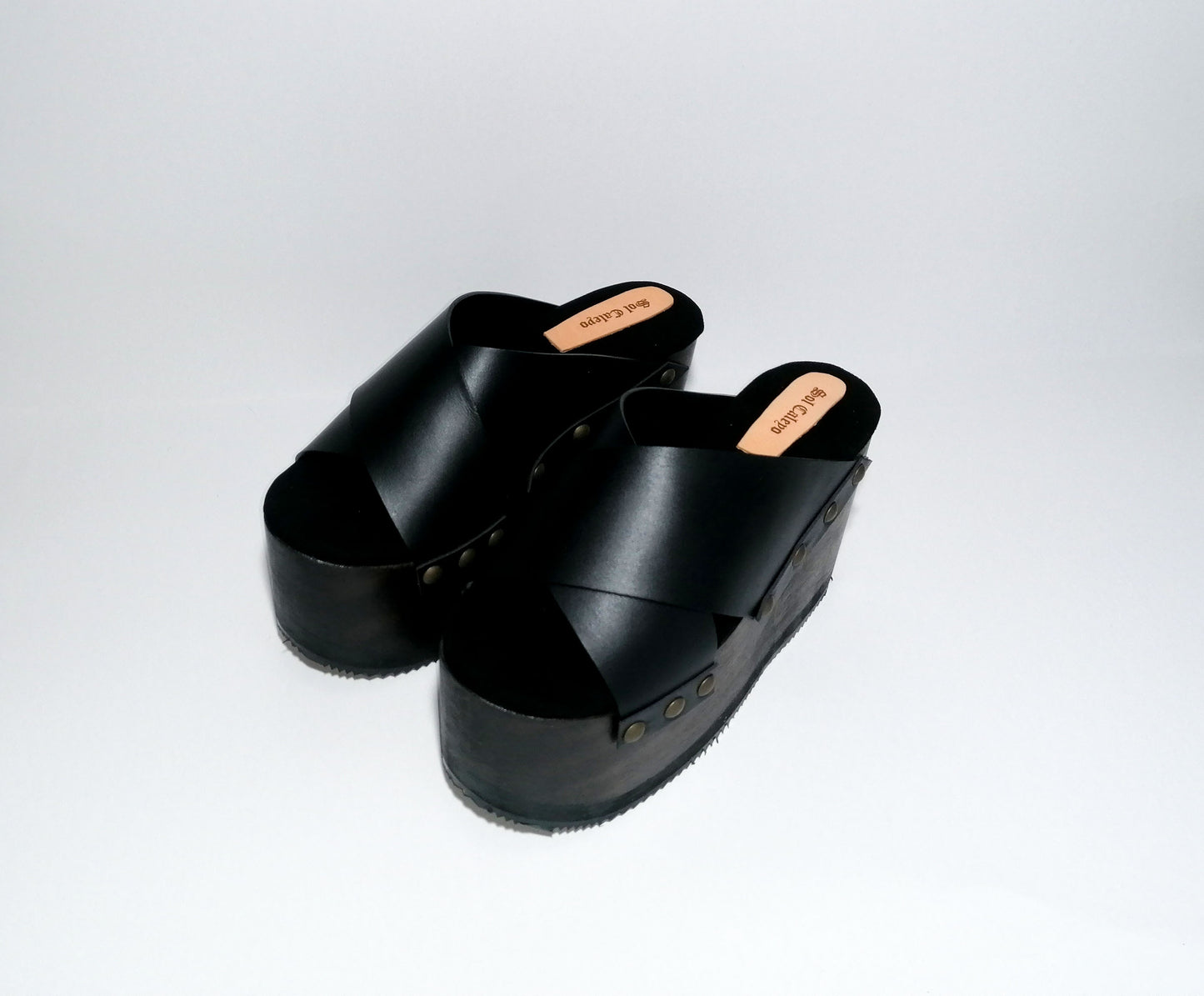 Sandals Black leather clogs vintage style. Black sandals with wooden wedge style. Vintage style platform clogs 70's. Sizes 34 to 47. Sizes 34 to 47. High quality leather shoes handmade by sol Caleyo. Sustainable fashion.