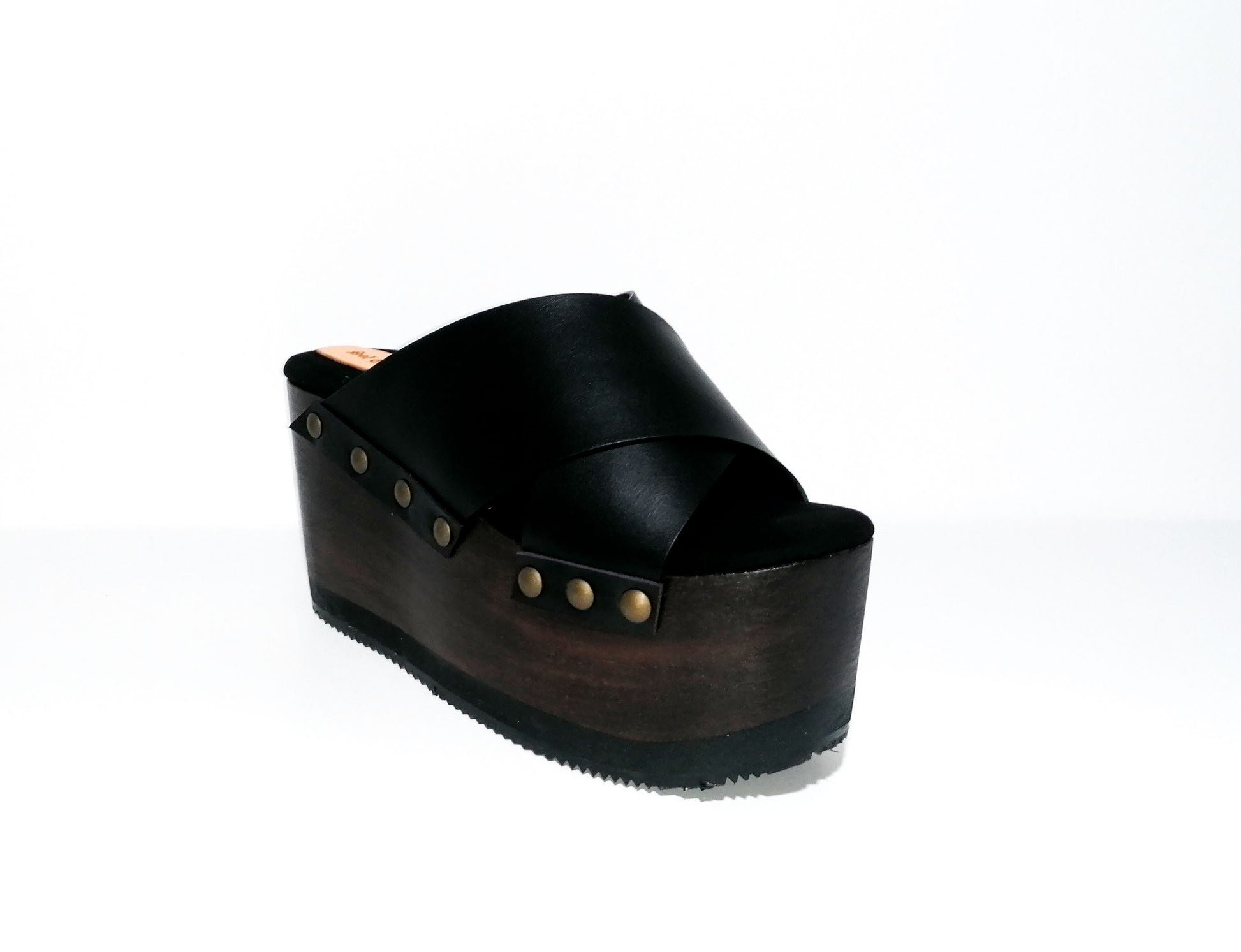 Sandals Black leather clogs vintage style. Black sandals with wooden wedge style. Vintage style platform clogs 70's. Sizes 34 to 47. Sizes 34 to 47. High quality leather shoes handmade by sol Caleyo. Sustainable fashion.