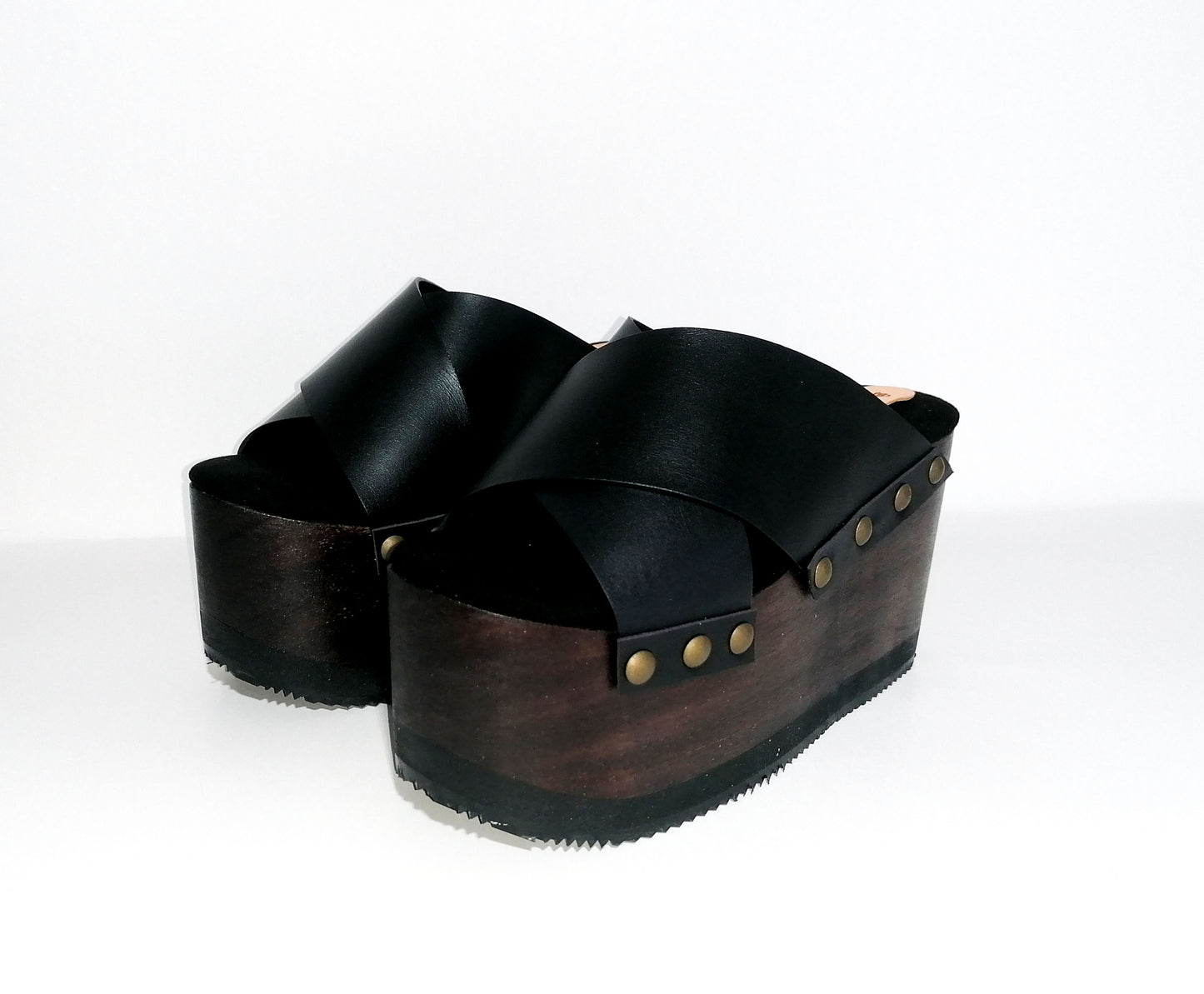 Sandals Black leather clogs vintage style. Black sandals with wooden wedge style. Vintage style platform clogs 70's. Sizes 34 to 47. Sizes 34 to 47. High quality leather shoes handmade by sol Caleyo. Sustainable fashion.