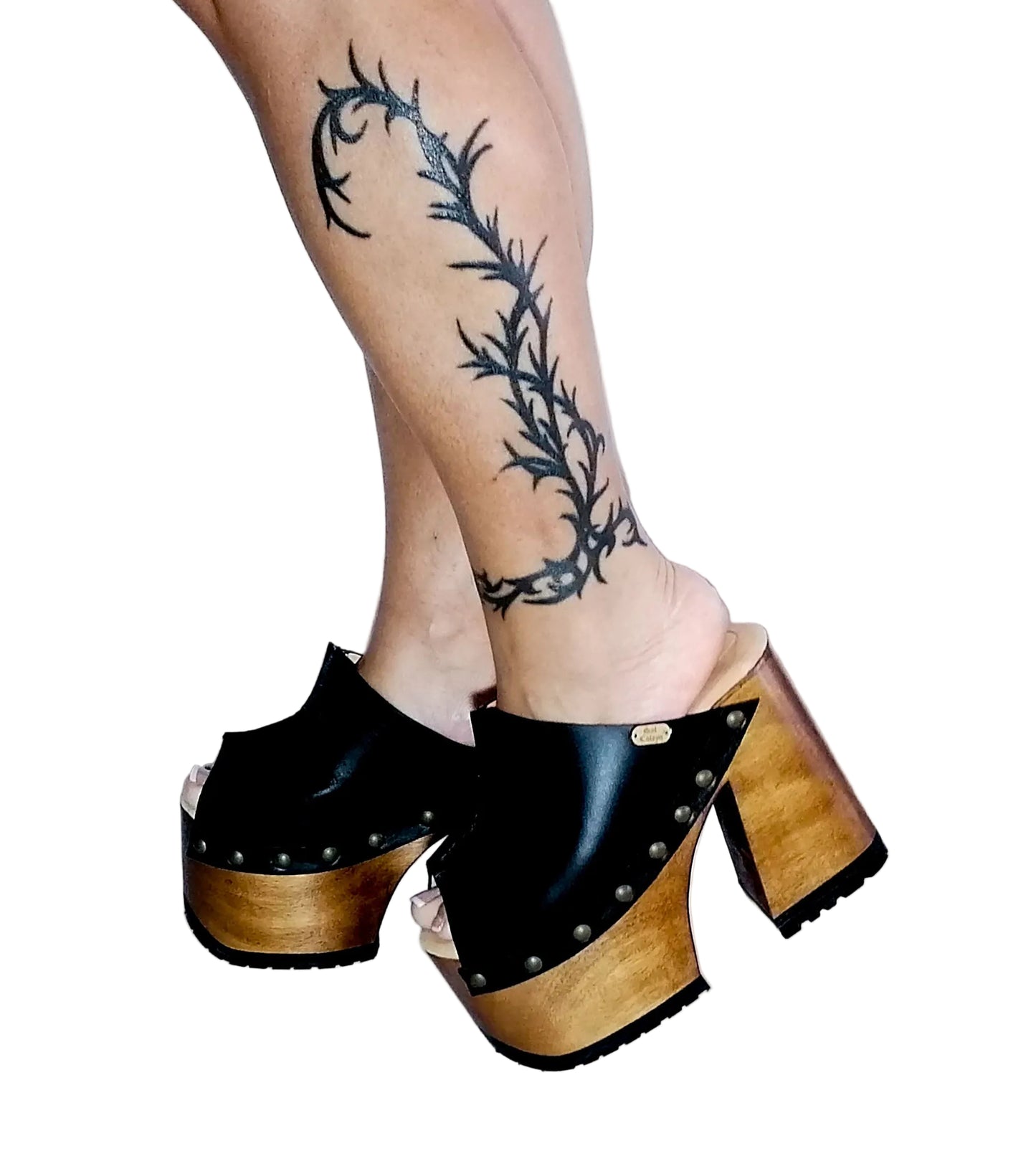 Black leather clogs in a vintage 70s style. Super high vintage-style wooden heel. Sizes 33 to 47. High-end footwear handmade by Sol Caleyo.
