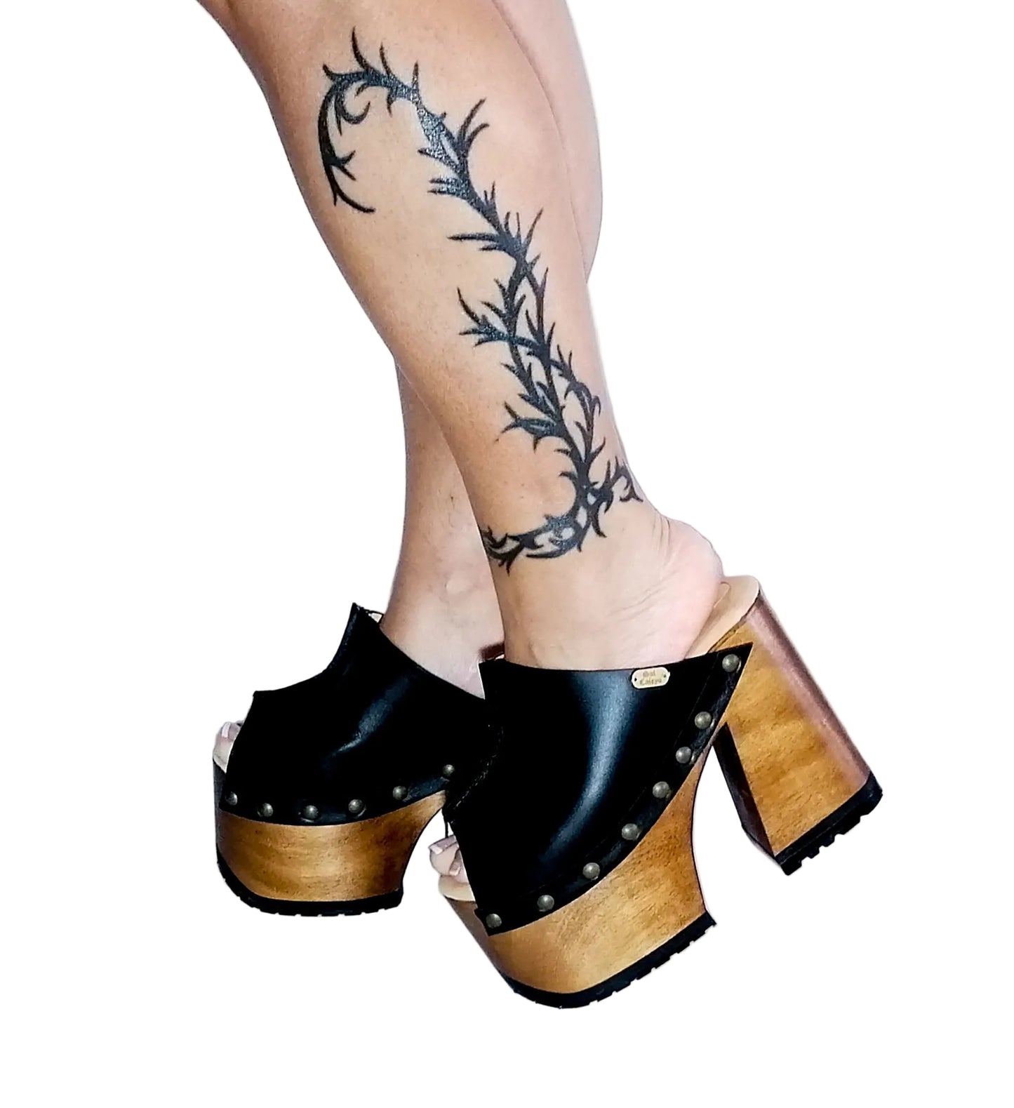 Black leather clogs in a vintage 70s style. Super high vintage-style wooden heel. Sizes 33 to 47. High-end footwear handmade by Sol Caleyo.