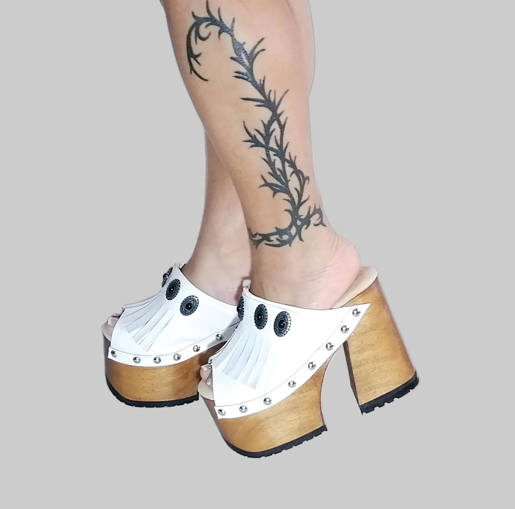 White leather sandal. White leather sandal boho style. White leather sandal decorated with fringes and silver conchos with a unique boho style. Wooden clog sandals with super high heels 70's style. Sizes 34 to 47. High quality handmade leather shoes by sol Caleyo. Sustainable fashion.