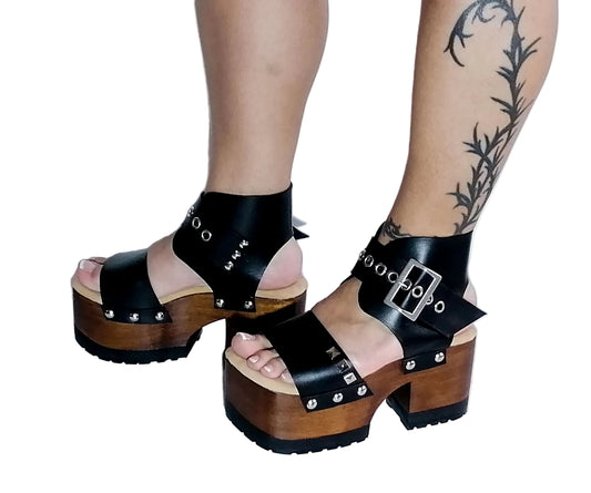 Black leather platform sandals with super high wooden heel. Vintage 70s style platform sandals. Handmade leather sandals, sizes 34 to 47. Exclusive design by Sol Caleyo.
