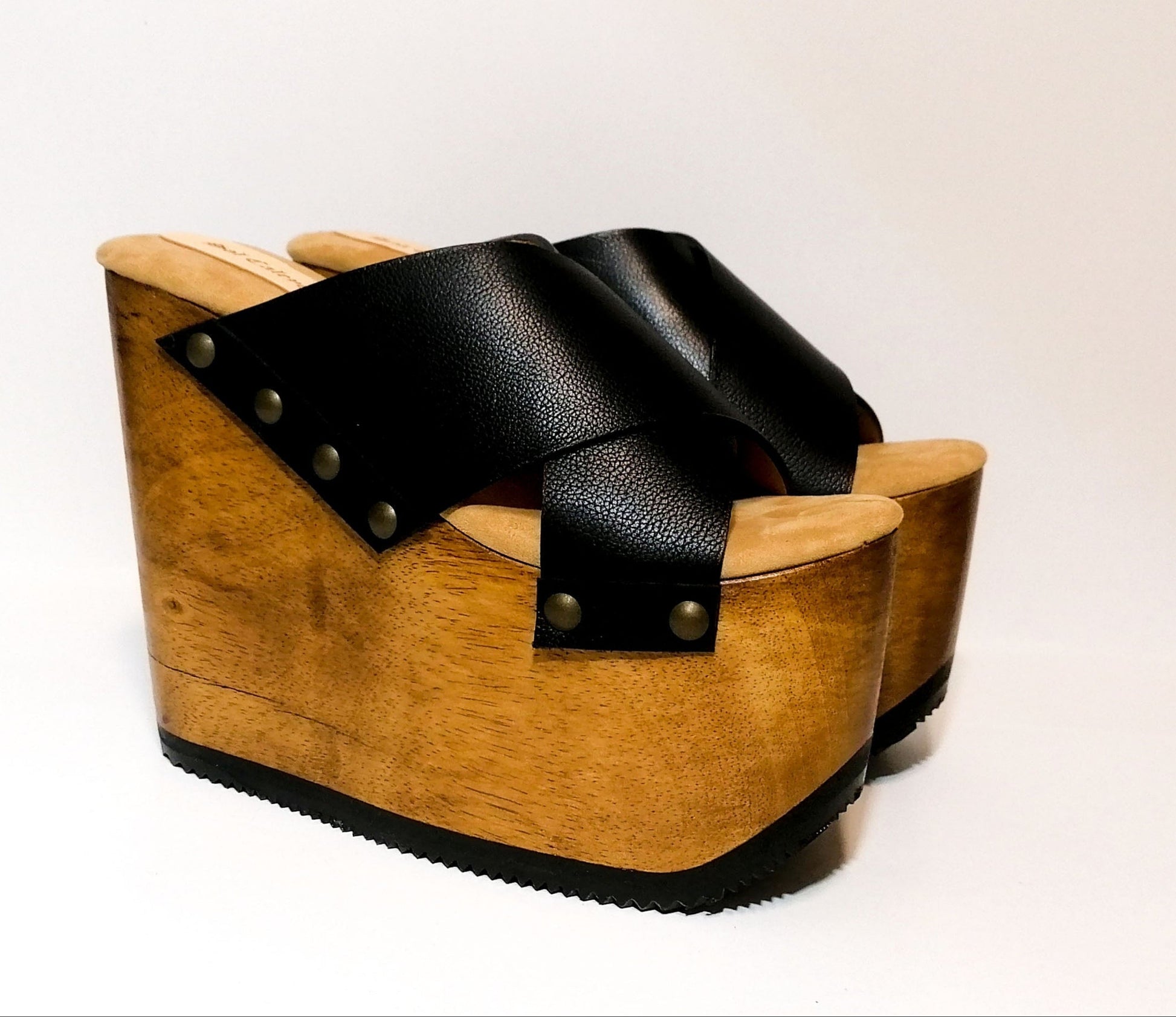 Super high wooden wedge sandals made in high quality leather. Super high wooden wedge vintage style. Yellow, white and black wooden wedge sandals. Sizes from 34 to 47. High quality leather shoes handmade by Sol Caleyo.