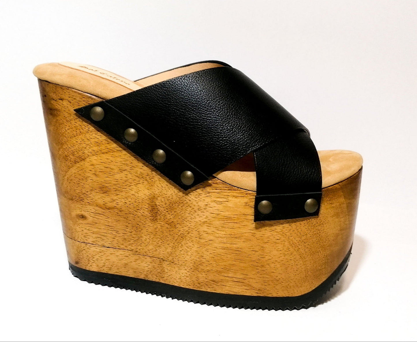 Super high wooden wedge sandals made in high quality leather. Super high wooden wedge vintage style. Yellow, white and black wooden wedge sandals. Sizes from 34 to 47. High quality leather shoes handmade by Sol Caleyo.