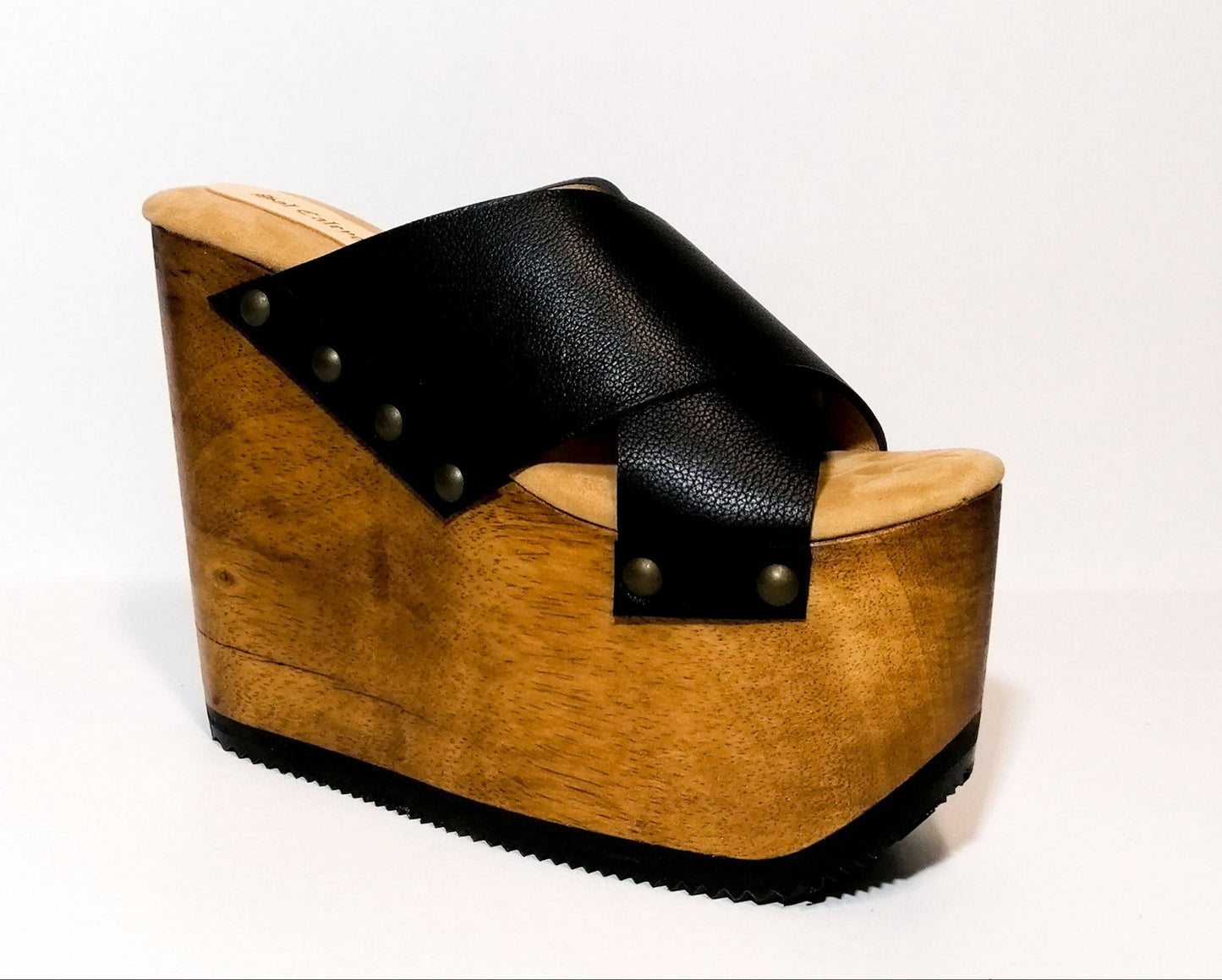Super high wooden wedge sandals made in high quality leather. Super high wooden wedge vintage style. Yellow, white and black wooden wedge sandals. Sizes from 34 to 47. High quality leather shoes handmade by Sol Caleyo.