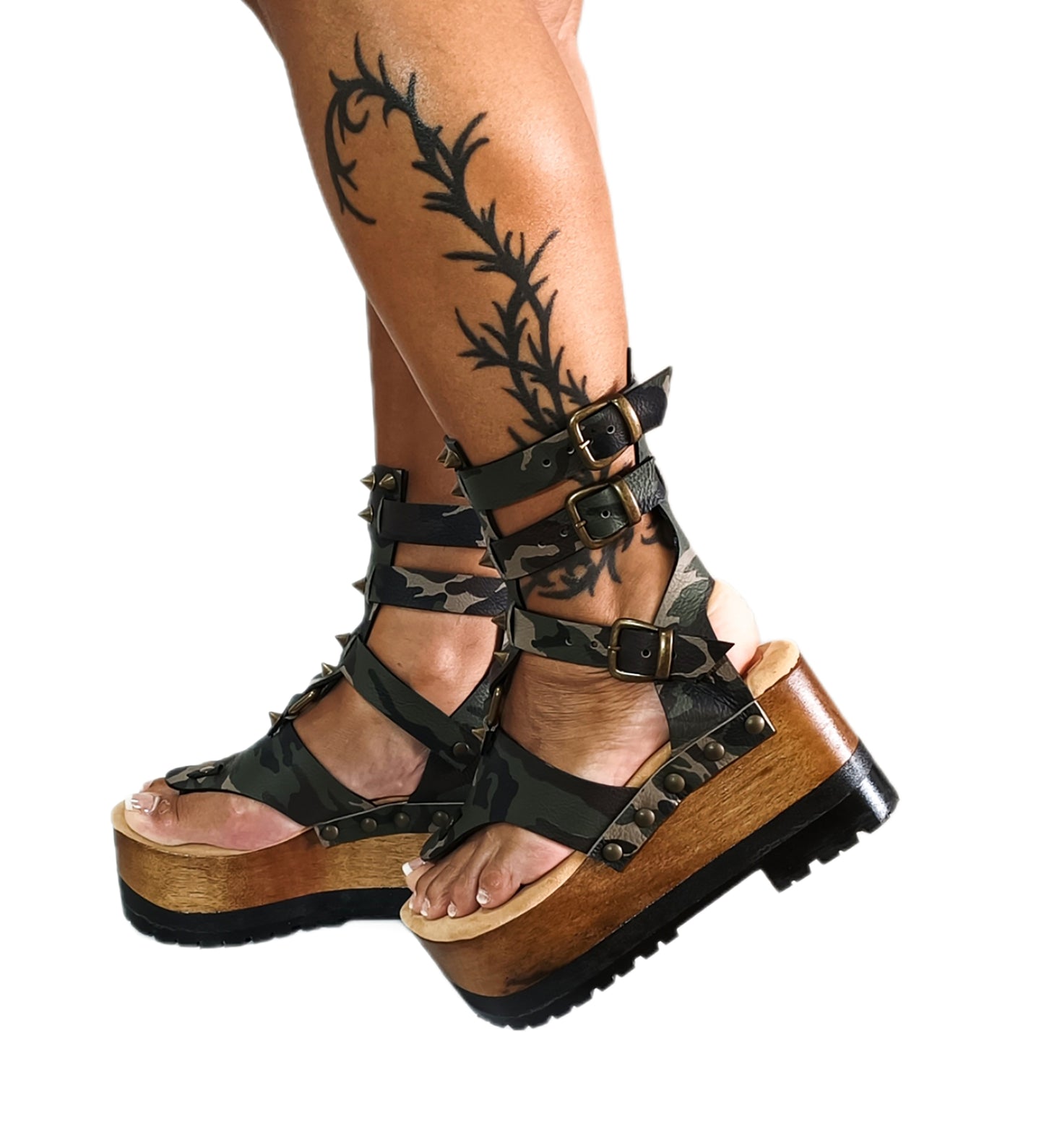 Flip-flop style sandals made in camouflage leather decorated with old gold studs. Sizes 34 to 47. Gladiator military flip flops are an exclusive design by Sol Caleyo.