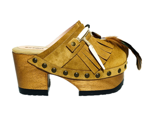 Bohemian style clogs, natural shell accessories, leather clogs decorated with feathers and natural shells. Boho style leather clogs. High-end handmade footwear by Sol Caleyo.