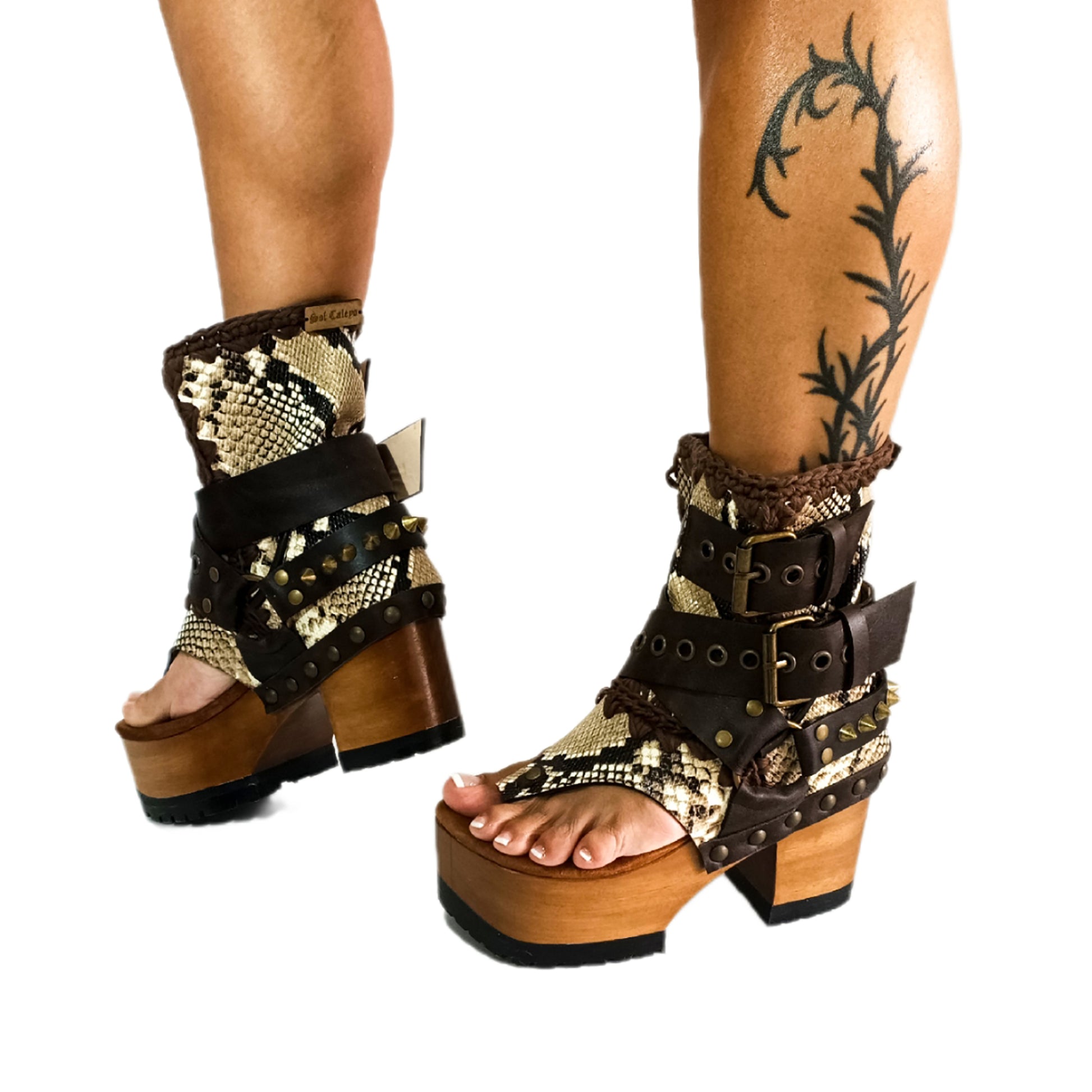 Flip-flop style boot. Biker-style snake boot. Snake boot with wooden heel. Platform flip-flop. High-end leather footwear handmade by Sol Caleyo.